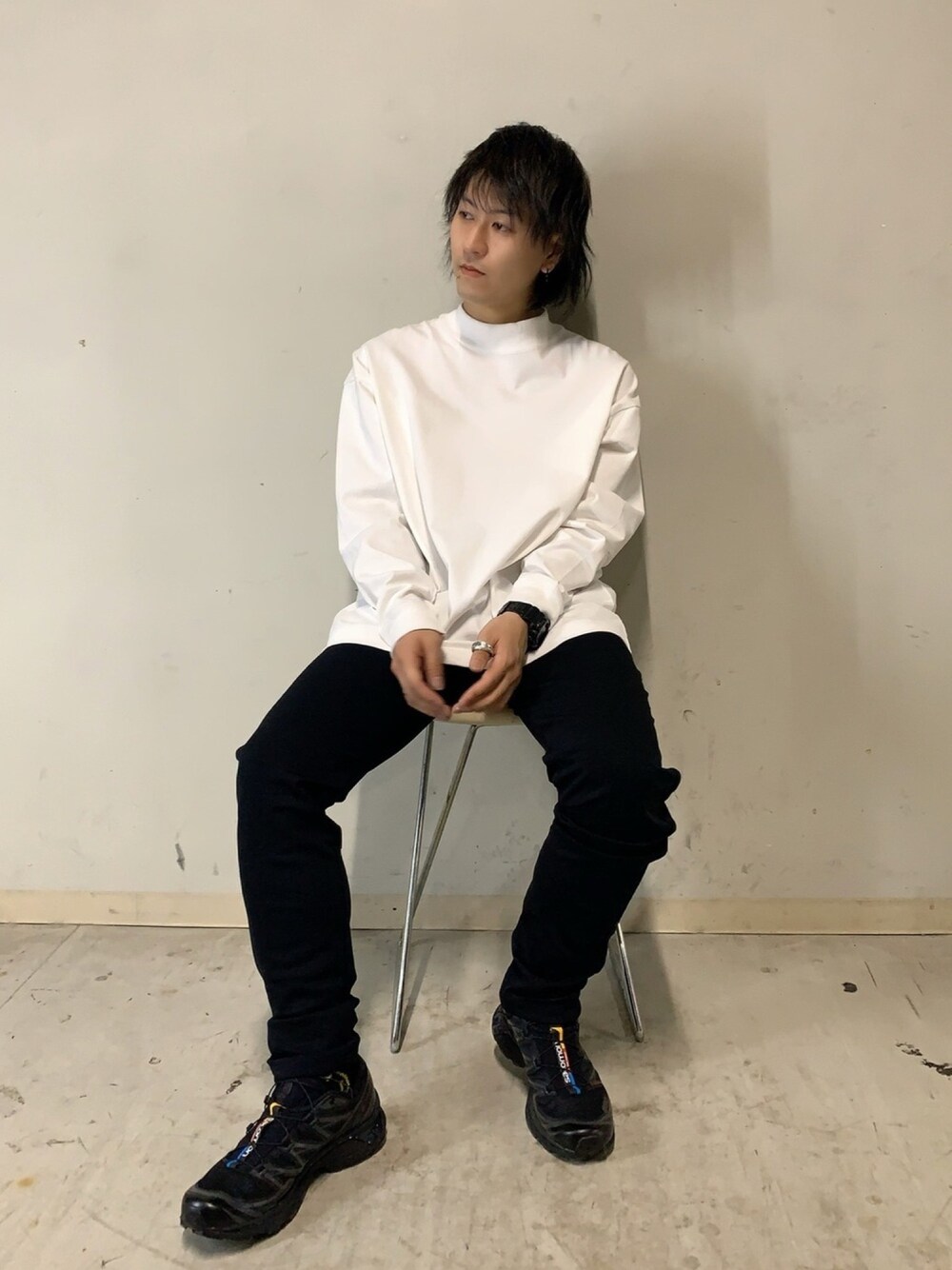 「B2nd、ビーセカンド、ATON、モックネック、シンプル、solido、スラックス、白黒、スニーカー、SALOMON」｜「ATONのATON（エイトン）スヴィンエアースピニングモックネック（Tシャツ/カットソー、ホワイト系）」を使った、yuto。さん（メンズ・169cm）の秋コーディネートの1枚目の写真