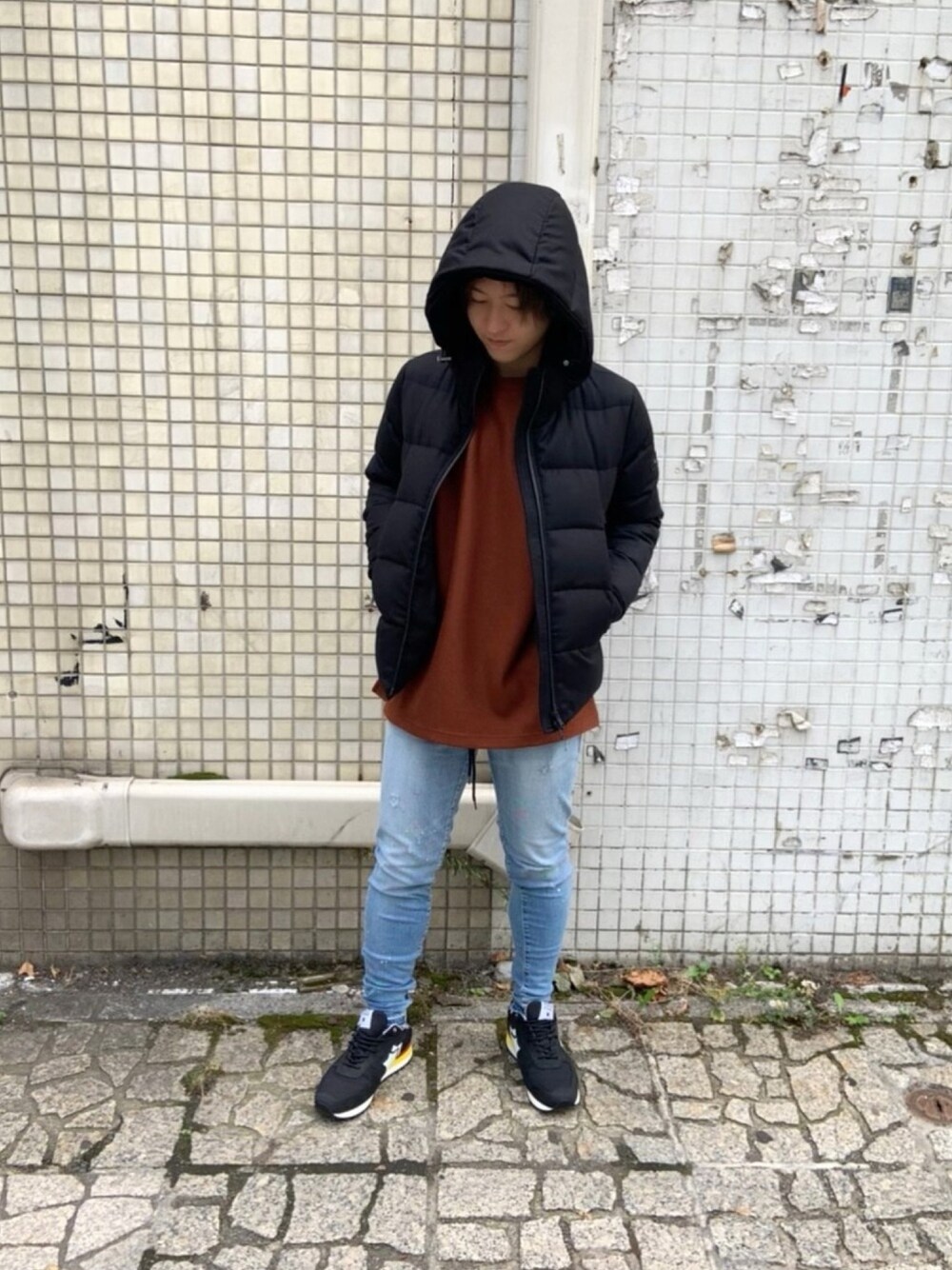 「B2nd、ビーセカンド、TATRAS、ダウンジャケット、ATTACHMENT、KAZUYUKI KUMAGAI、ニット、surt、デニムパンツ、Atlantic STARS」｜「KAZUYUKI KUMAGAI ATTACHMENTのKAZUYUKI KUMAGAI ATTACHMENT（カズユキクマガイ アタッチメント）カシミア混ニットフラノ クルーネックL/S（Tシャツ/カットソー、ブラウン系）」を使った、yuto。さん（メンズ・169cm）の秋コーディネートの1枚目の写真