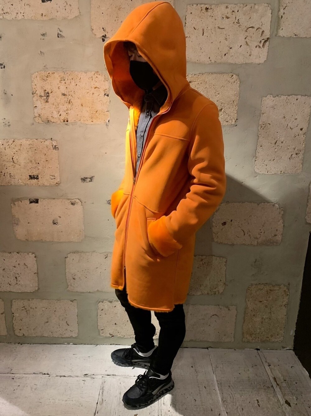 「B2nd、ビーセカンド、surt、デニムシャツ、バンダナ、ONEMADE、ムートンコート、オレンジ、スニーカー、HIDNANDER」｜「surtのSURT（サート）BANDANA SH/バンダナシャツ（シャツ/ブラウス、ブラック系）」を使った、yuto。さん（メンズ・169cm）の秋コーディネートの1枚目の写真