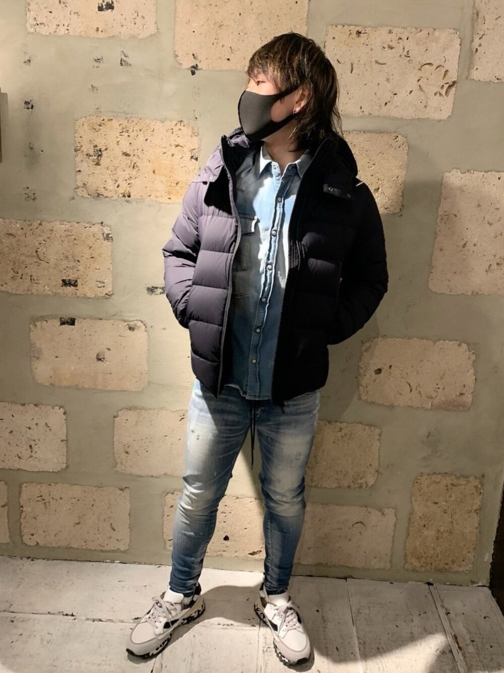 「B2nd、ビーセカンド、surt、サート、デニムシャツ、バンダナ、ペイント、デニムオンデニム、TATRAS、ダウンジャケット」｜「TATRASのTATRAS（タトラス）AGORDO/アゴルド/ダウンブルゾン/MTKE20A4148（ダウンジャケット/コート、ブラック系）」を使った、yuto。さん（メンズ・169cm）の秋コーディネートの1枚目の写真