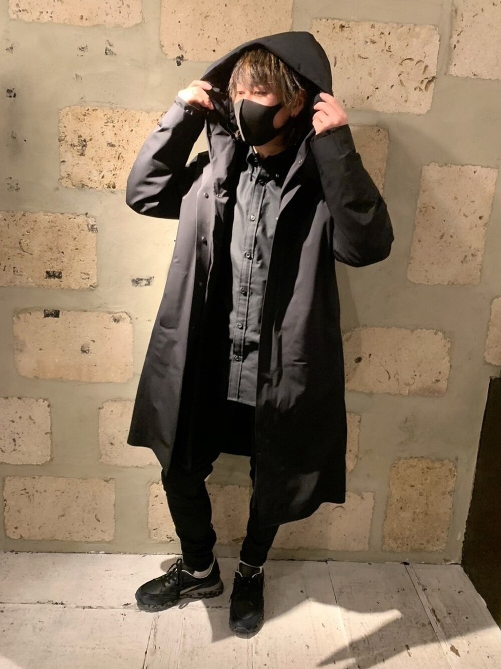 「B2nd、ビーセカンド、ATTACHMENT、KAZUYUKI KUMAGAI、レイヤード、スプリングコート、surt、デニム、バンダナ、HIDNANDER」｜「ATTACHMENTのATTACHMENT(アタッチメント）防水3レイヤーフーデットダウンライナー付コート（ダウンジャケット/コート、ブラック系）」を使った、yuto。さん（メンズ・169cm）の秋コーディネートの1枚目の写真