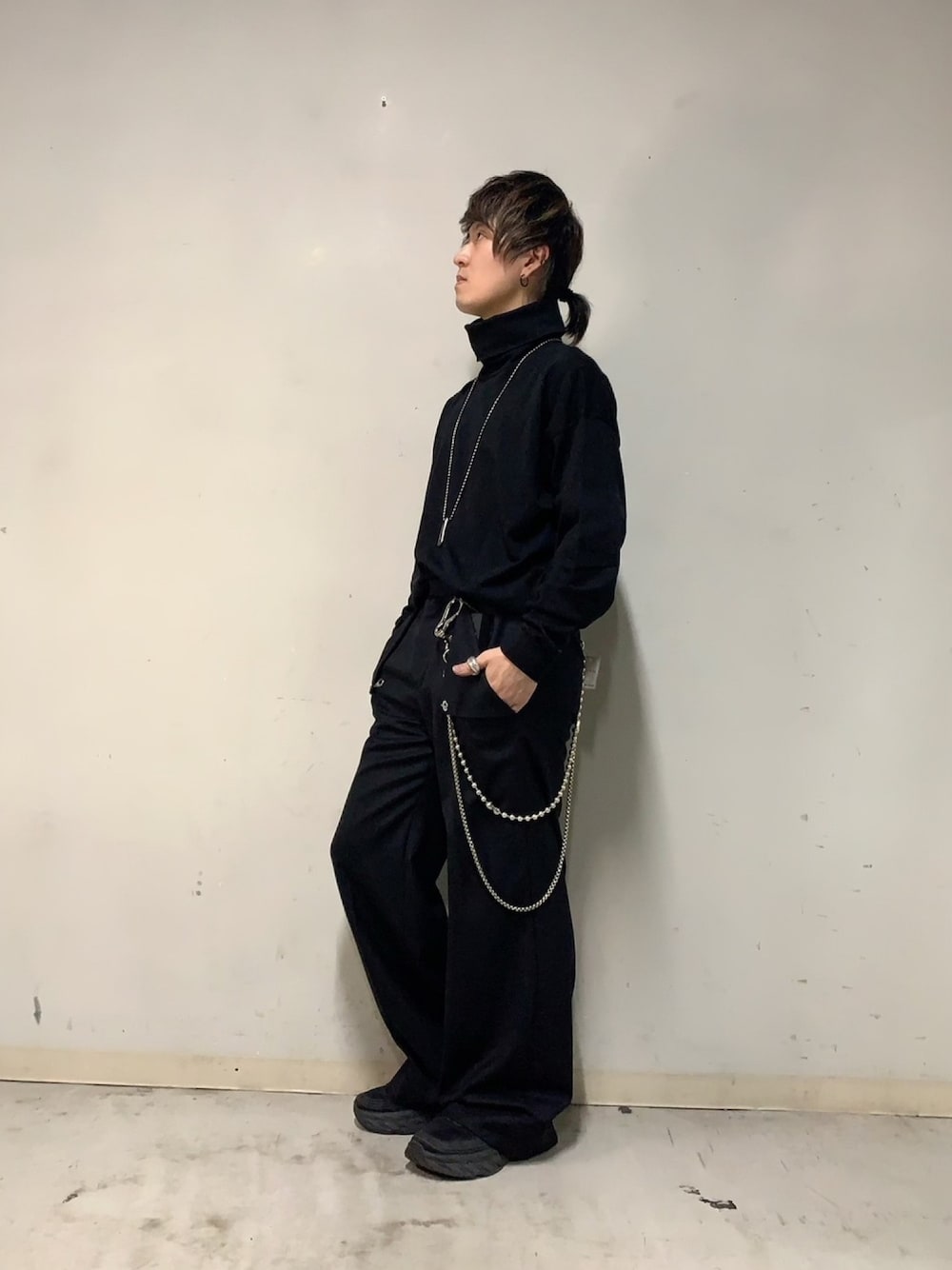 「B2nd、ビーセカンド、ATTACHMENT、KAZUYUKI KUMAGAI、ドッグタグ、ネックレス、ウォレットチェーン、シルバーアクセサリー、TaaKk、HOKAONEONE」｜「ATTACHMENTのATTACHMENT（アタッチメント）天竺タートルネック（Tシャツ/カットソー、ブラック系）」を使った、yuto。さん（メンズ・169cm）の秋コーディネートの1枚目の写真