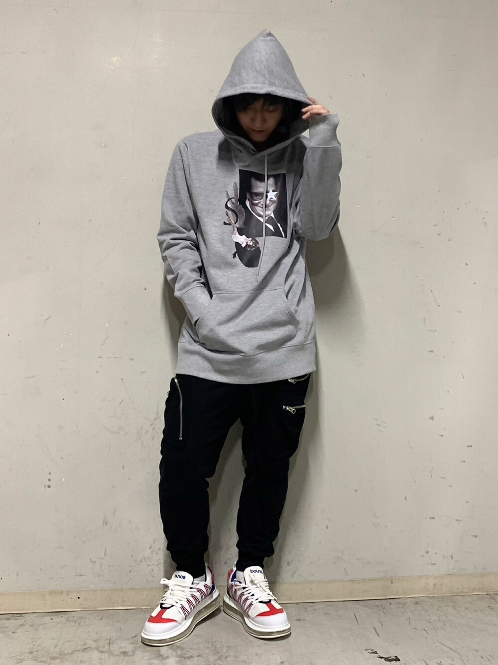 「B2nd、ビーセカンド、Kare/me、別注、フーディー、プリント、カーゴパンツ、スニーカー、エアスニーカー、bounce」｜「Kare/MEのKare/ME（カーミー）B'2nd別注スターパーカー（パーカー、グレー系）」を使った、yuto。さん（メンズ・169cm）の冬コーディネートの1枚目の写真