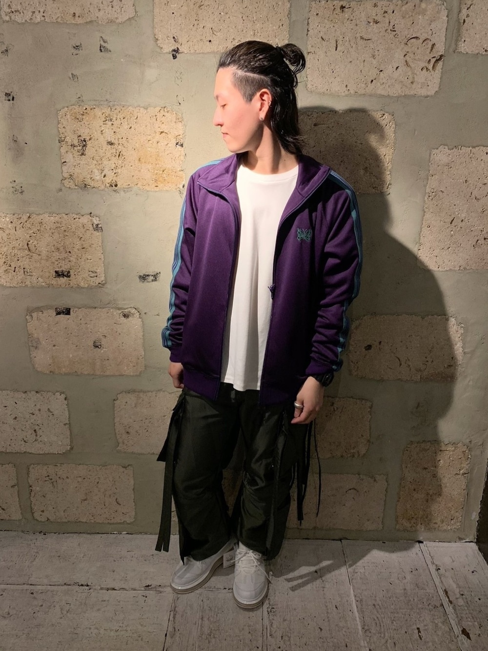 「B2nd、ビーセカンド、OURET、カットソー、トラックジャケット、NEEDLES、TaaKk、ストリートMIX、スニーカー、bounce」｜「OURETのOURET (オーレット)ロングスリーブT シャツ（Tシャツ/カットソー、ホワイト系）」を使った、yuto。さん（メンズ・169cm）の冬コーディネートの1枚目の写真