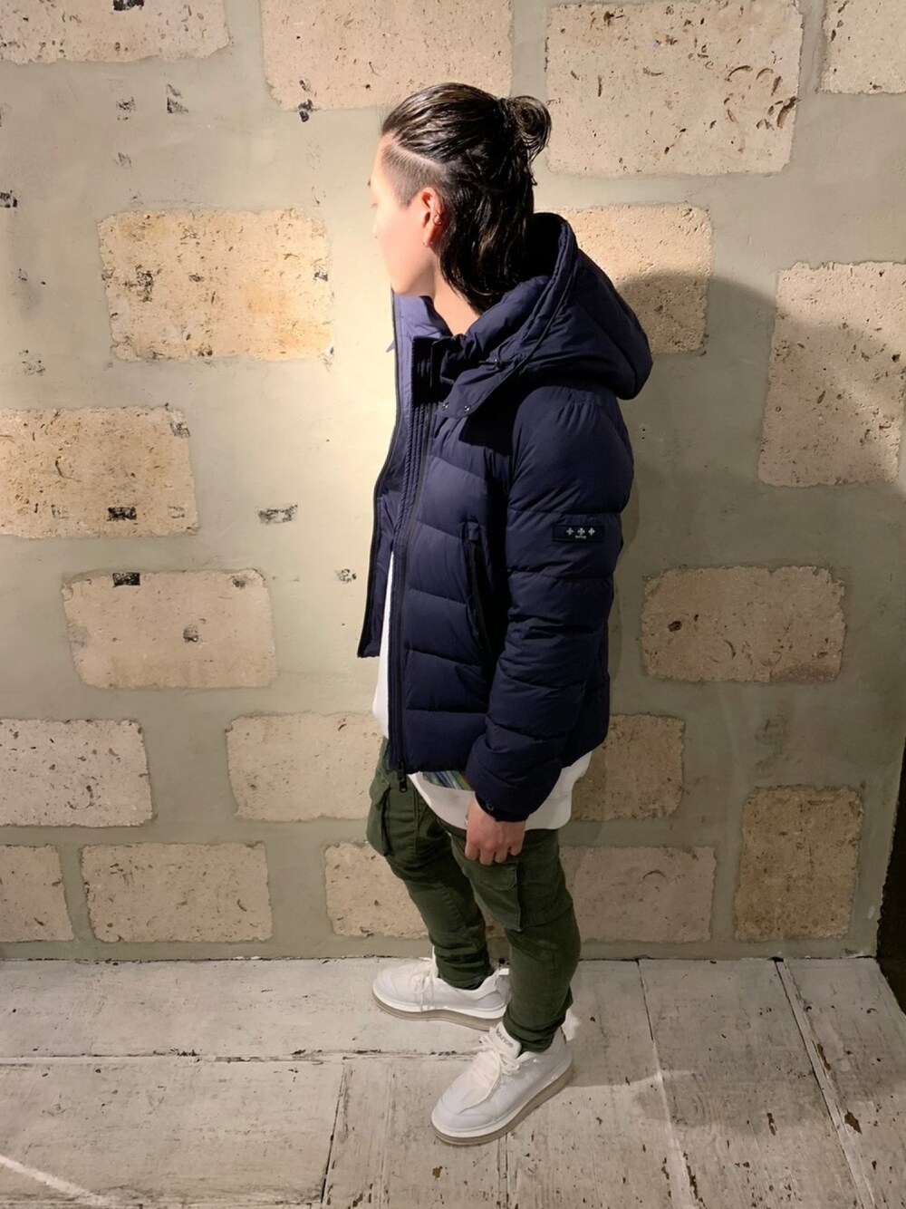 「B2nd、ビーセカンド、TATRAS、ダウンジャケット、ネイビー、surt、カーゴパンツ、カジュアル、スニーカー、bounce」｜「TATRASのTATRAS（タトラス）AGORDO/アゴルド/ダウンブルゾン/MTKE20A4148（ダウンジャケット/コート、ブルー系）」を使った、yuto。さん（メンズ・169cm）の冬コーディネートの1枚目の写真
