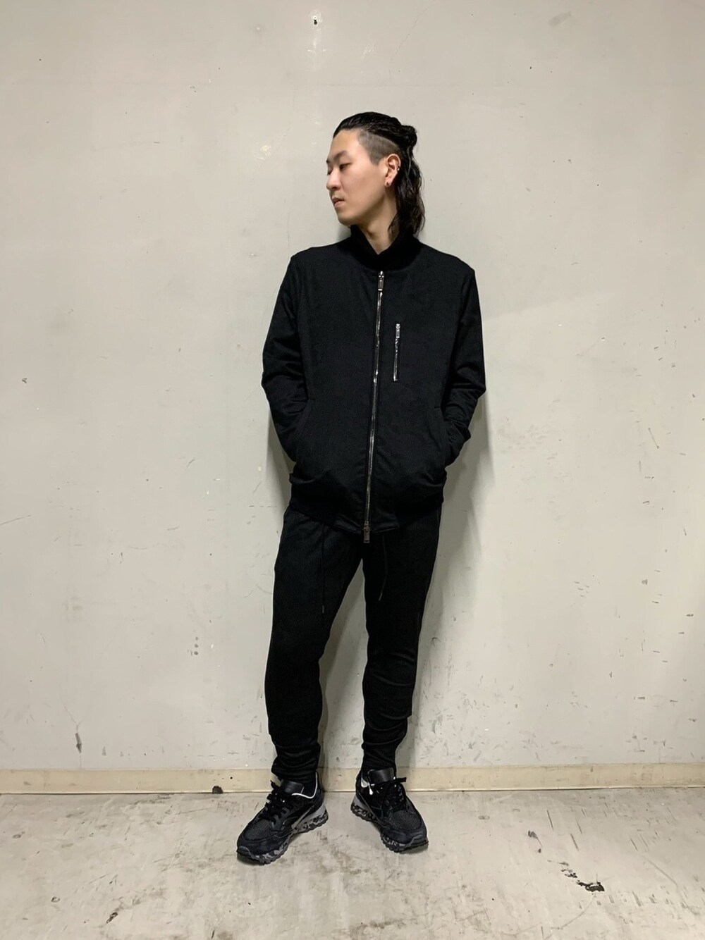 「B2nd、ビーセカンド、junhashimoto 、カモフラ、ジャージ、サイドジップ、セットアップ、スポーティ、スニーカー、HIDNANDER」｜「junhashimotoのjunhashimoto（ジュンハシモト）B'2nd別注 CAMO EMBOSS JERSEY MA-1（ブルゾン、ブラック系）」を使った、yuto。さん（メンズ・169cm）の冬コーディネートの1枚目の写真
