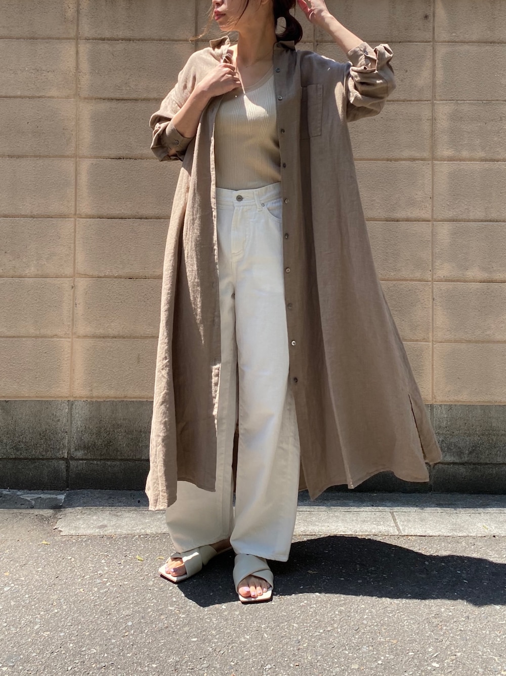 「リラックススタイル、休日コーデ、大人カジュアル、ベージュ、おうちスタイル、デニムパンツ、サンダル、レイヤードスタイル、シンプル」｜「qualiteのアイテム（デニムパンツ、ホワイト系）」を使った、あいさんさん（レディース・165cm）の春コーディネートの1枚目の写真