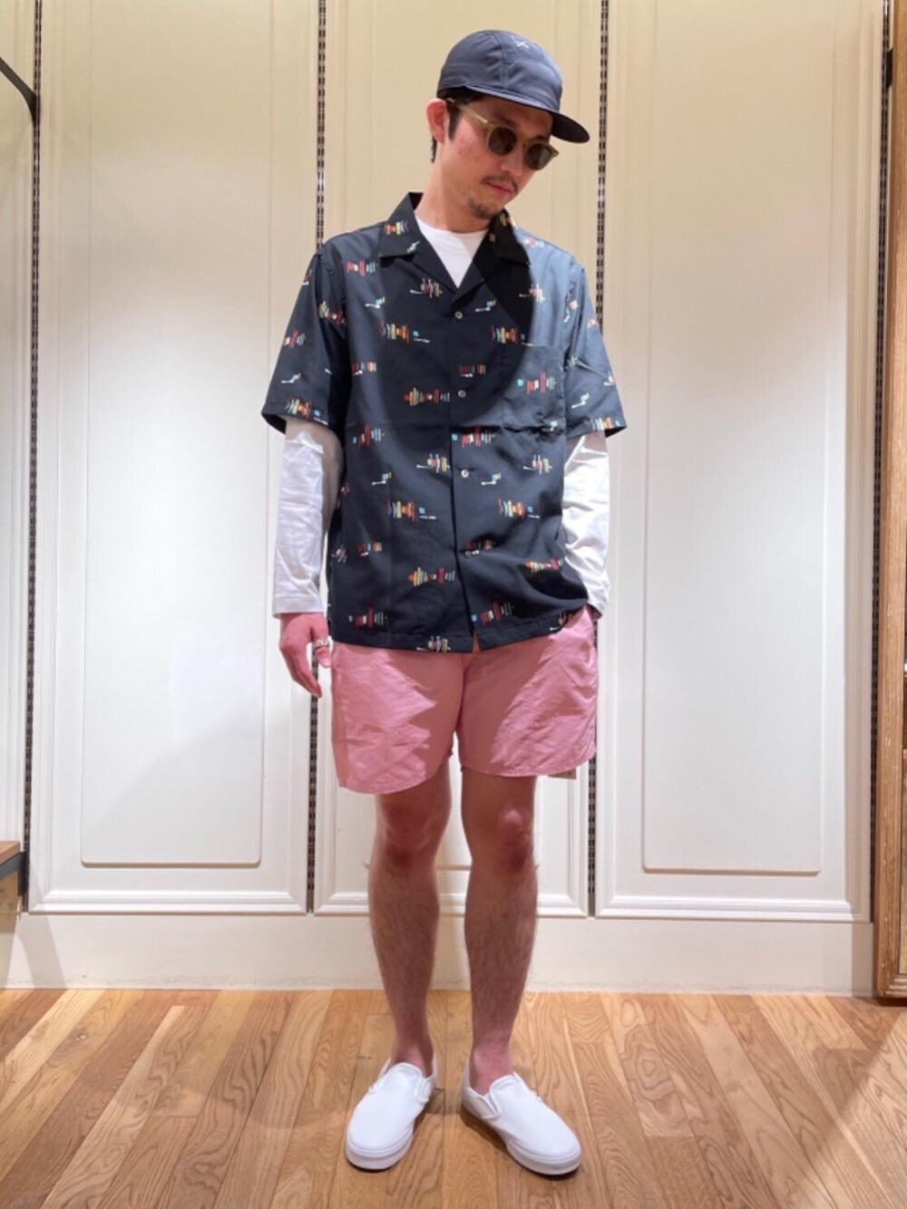 ホワイト系のTシャツ/カットソー、ホワイト系のスニーカー、ブラック系のシャツ/ブラウスを着用したメンズの春コーディネートの1枚目の写真