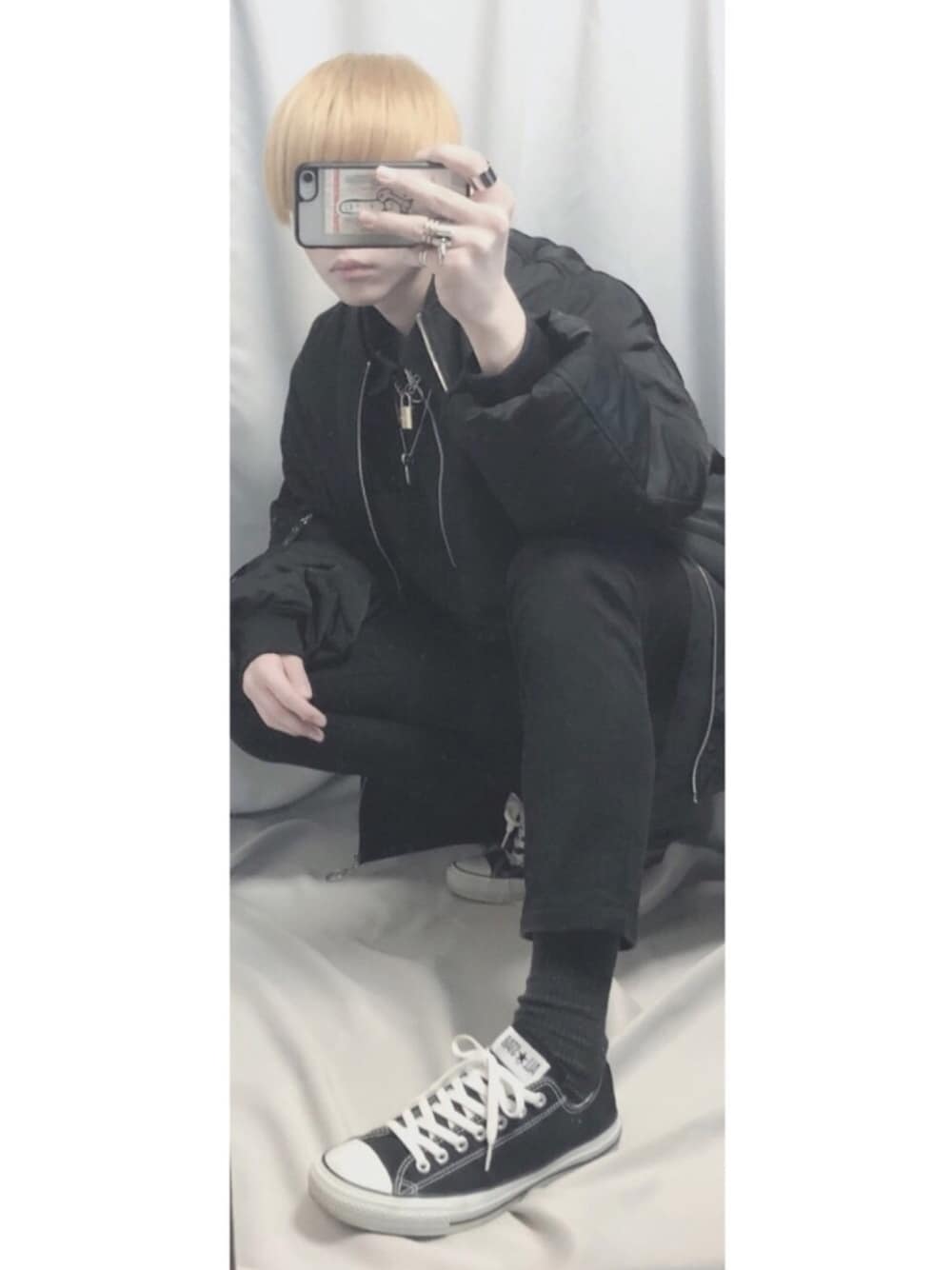 「おしゃれさんと繋がりたい、冬コーデ、スニーカー、ストリート、シンプル、韓国ファッション、ootd、ブラック、ワントーンコーデ、スキニー」｜「CONVERSEのconverse コンバース ALL STAR OX オールスター OX 3216 BLACK(US)（スニーカー、ブラック系）」を使った、藍さん（メンズ・177cm）の冬コーディネートの1枚目の写真