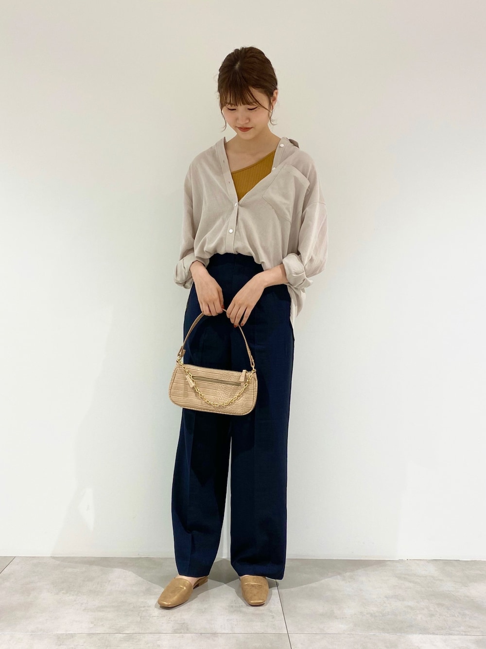 ベージュ系のシャツ/ブラウス、イエロー系のタンクトップ、ブルー系のその他パンツを着用したレディースの夏コーディネートの1枚目の写真