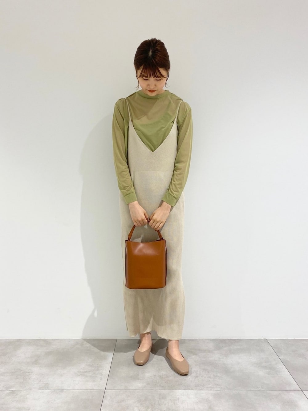グリーン系のTシャツ/カットソー、ベージュ系のワンピース、ブラウン系のショルダーバッグを着用したレディースの夏コーディネートの1枚目の写真