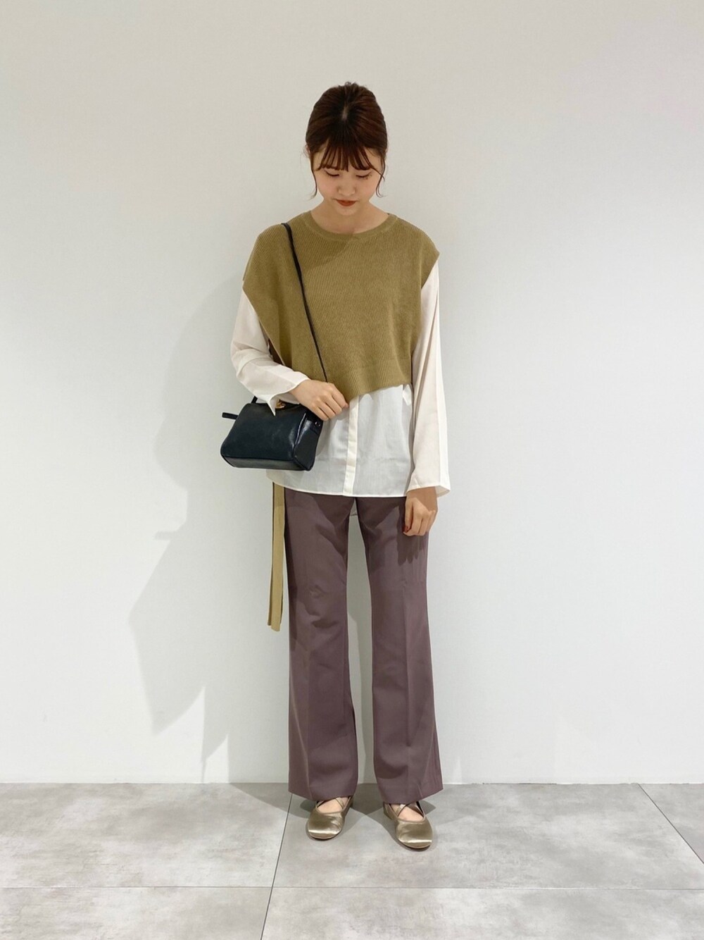 イエロー系のニット/セーター、ブラック系のショルダーバッグ、パープル系のその他パンツを着用したレディースの夏コーディネートの1枚目の写真