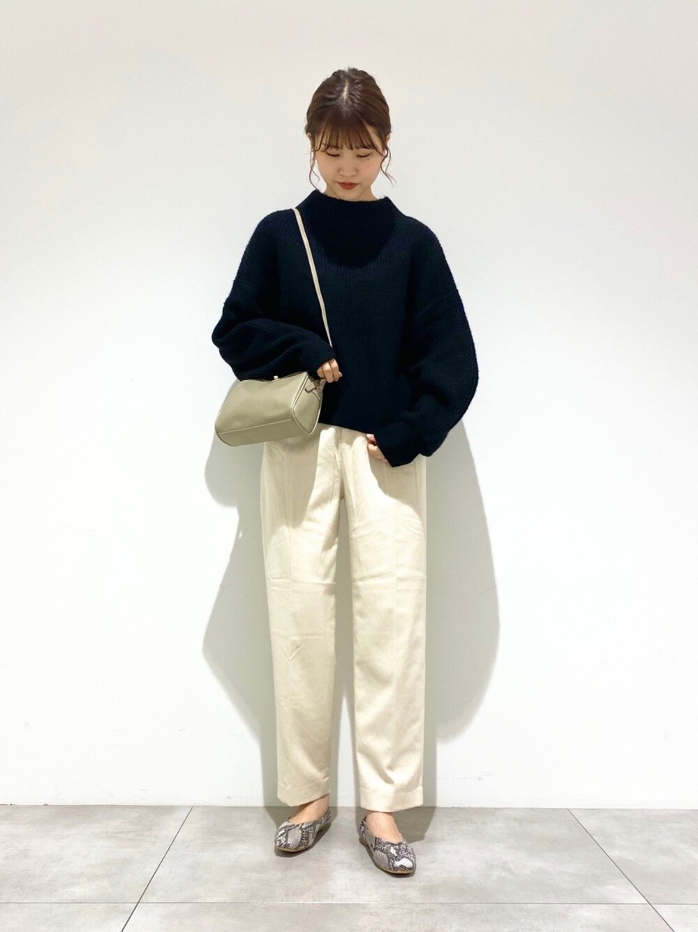 ブラック系のニット/セーター、ホワイト系のその他パンツ、その他のその他シューズを着用したレディースの秋コーディネートの1枚目の写真