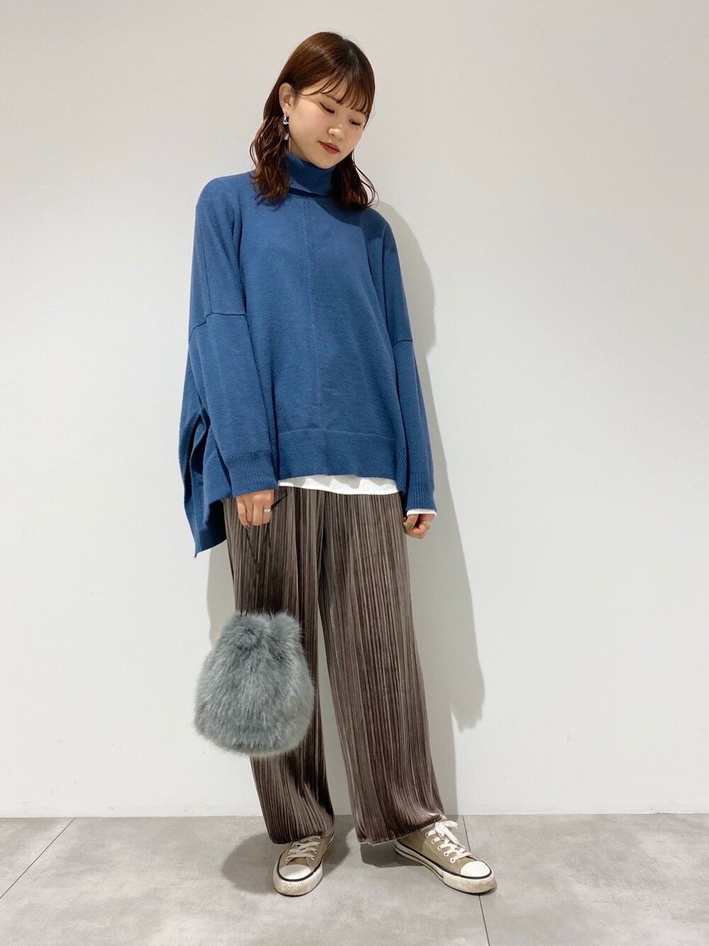 グレー系のショルダーバッグ、ブラウン系のその他パンツ、ブルー系のニット/セーターを着用したレディースの冬コーディネートの1枚目の写真