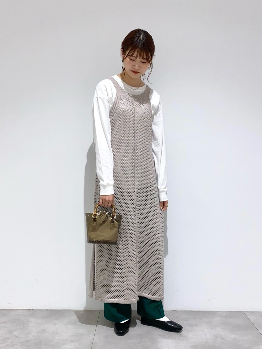 ベージュ系のワンピース、その他のTシャツ/カットソー、グリーン系のその他パンツを着用したレディースの春コーディネートの1枚目の写真