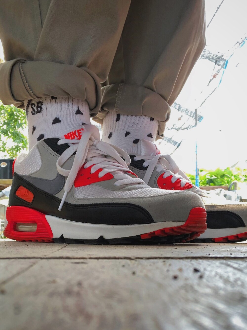 「ナイキ、スニーカー、おしゃれさんと繋がりたい、ロールアップ、エアマックス、エアマックス90、AIR MAX、AIRMAX90」｜「NIKEのアイテム（スニーカー、レッド系）」を使った、岳さん（メンズ・170cm）の夏コーディネートの1枚目の写真