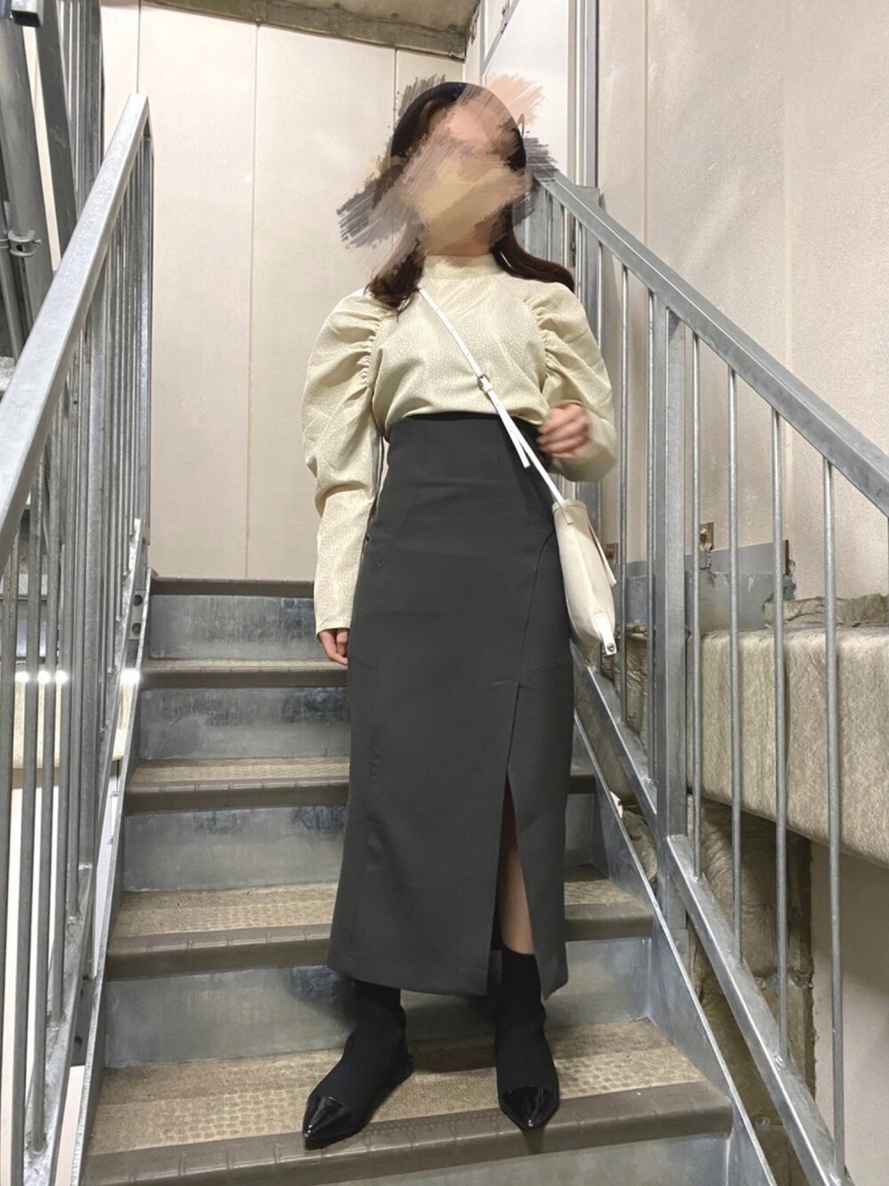 ベージュ系のシャツ/ブラウス、グレー系のスカート、ブラック系のその他シューズを着用したレディースの冬コーディネートの1枚目の写真