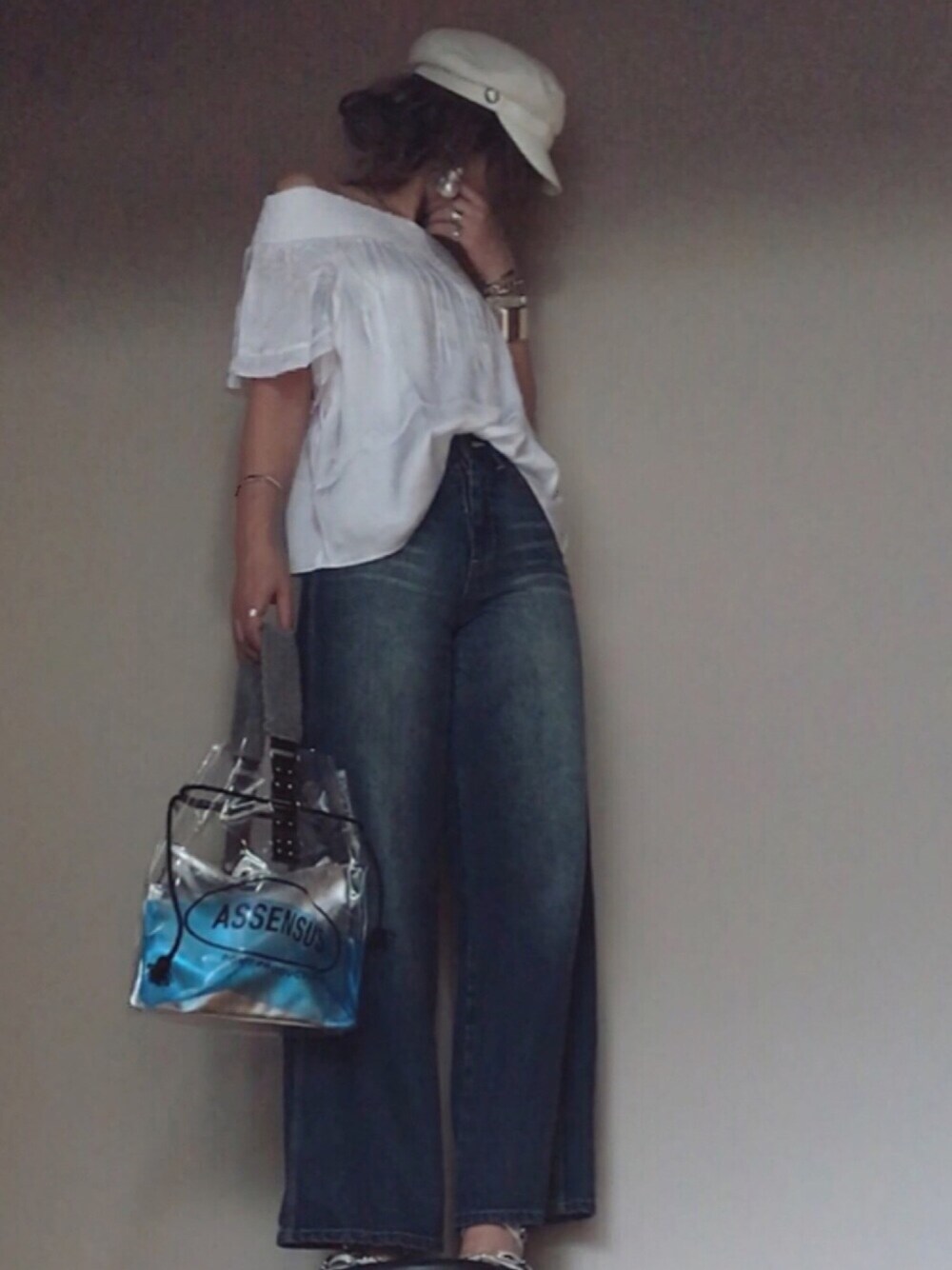 ホワイト系のTシャツ/カットソー、ブルー系のデニムパンツ、ホワイト系のサンダルを着用したレディースの夏コーディネートの1枚目の写真