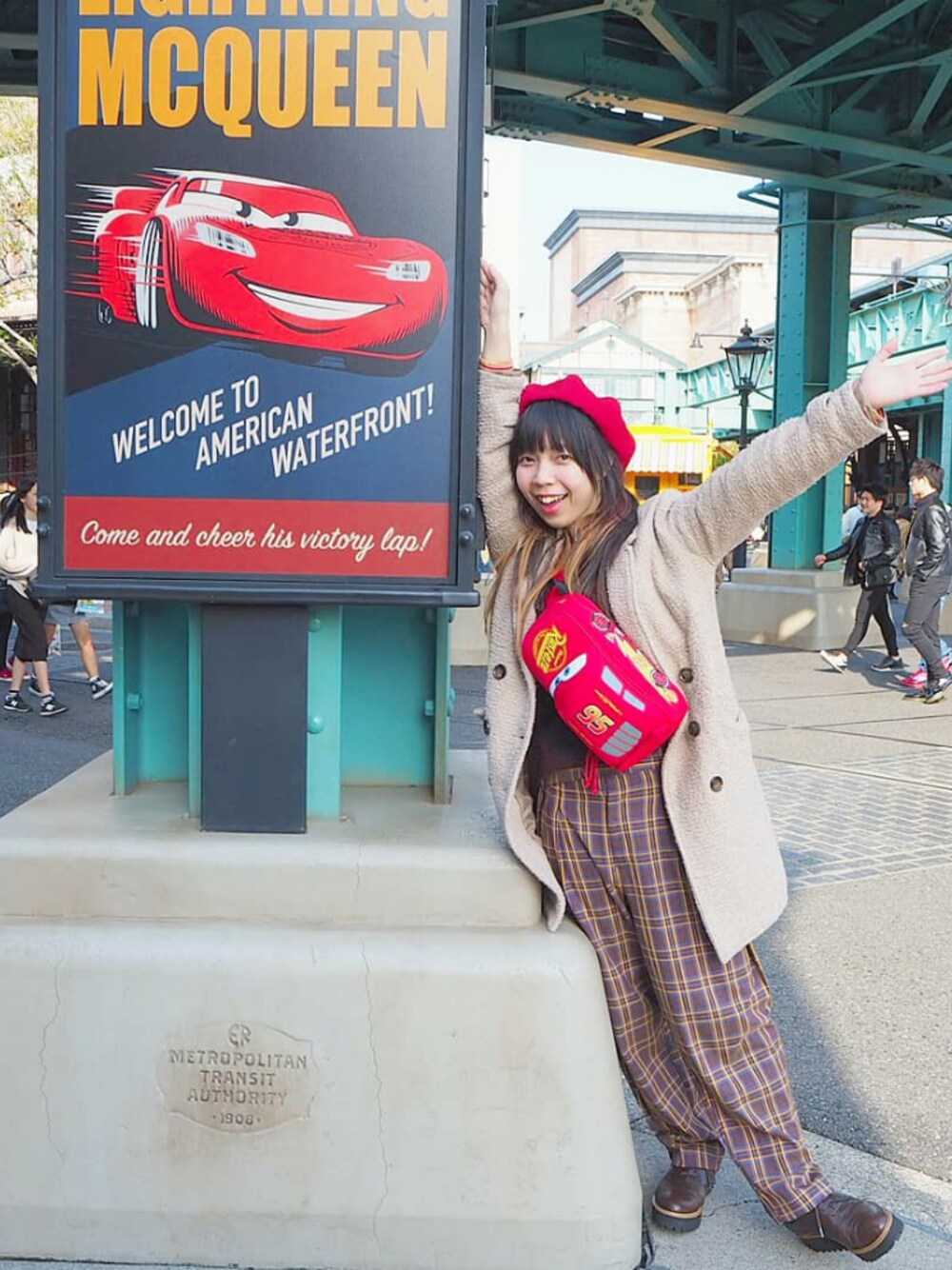 「ディズニーコーデ、disney、ブラウンコーデ、パンツスタイル、チェックパンツ、merlot、プチプラ、コート、ベレー帽、ボディバッグ」｜「Rodeo Crownsのパネル ベレー帽（ハンチング/ベレー帽、レッド系）」を使った、chie☻さん（レディース・159cm）の春コーディネートの1枚目の写真
