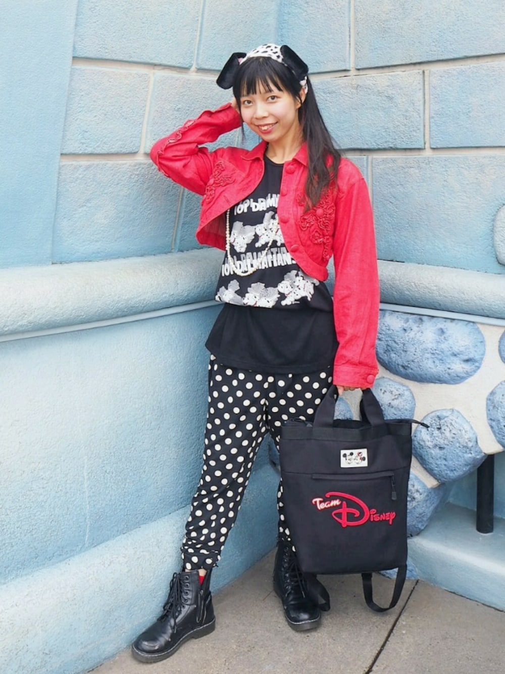 「ディズニーバウンド、ディズニーコーデ、101匹わんちゃん、古着MIX、ドットパンツ、黒×赤、ブラックコーデ、水玉、秋コーデ、レースアップシューズ」｜「VINTAGEのアイテム（デニムジャケット、レッド系）」を使った、chie☻さん（レディース・159cm）の秋コーディネートの1枚目の写真