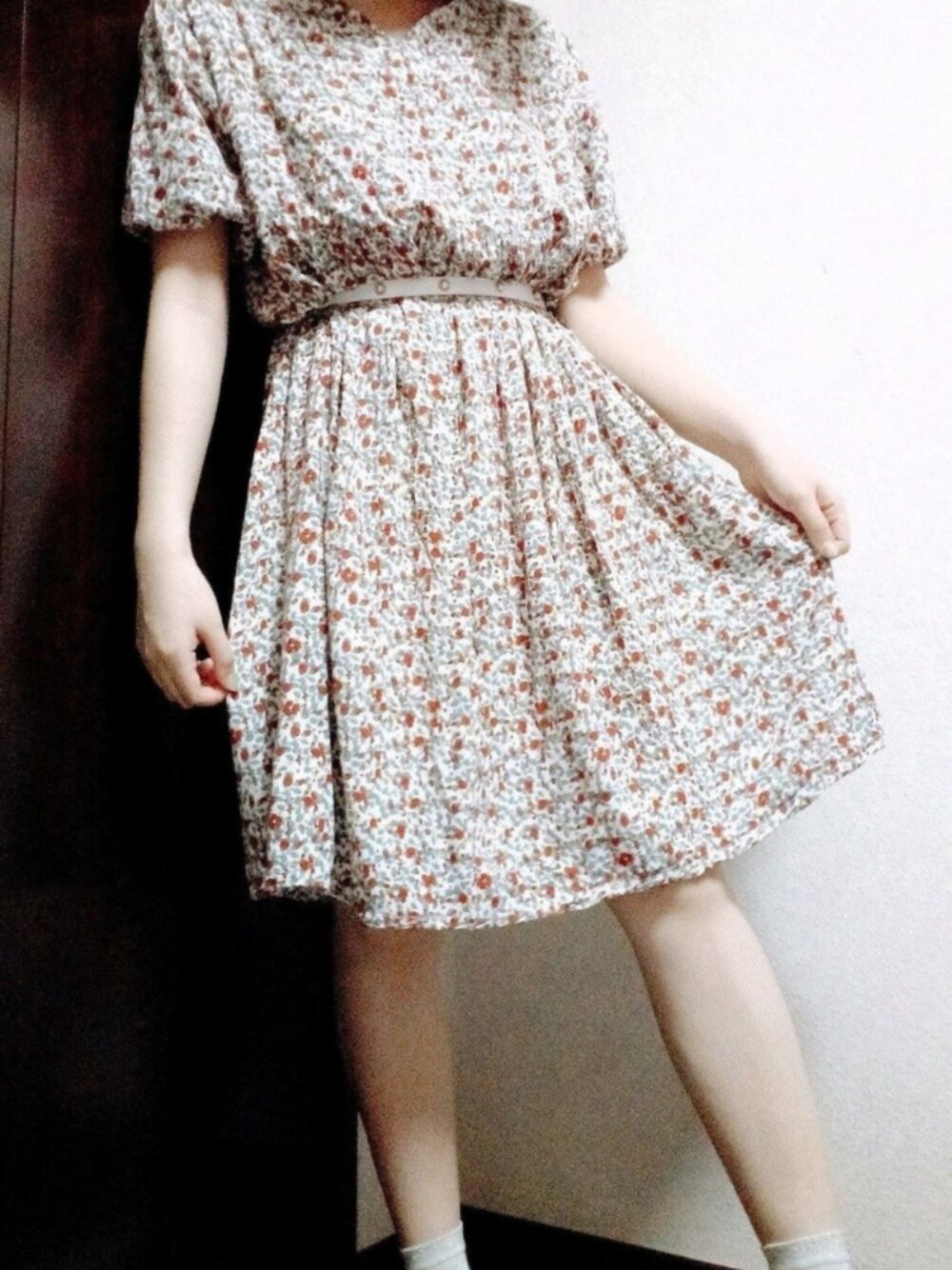 「花柄、花柄ワンピース、ワンピース、色素薄い系、アイボリー、古着風、レトロ、プチプラ、イーハイフンワールドギャラリー(E hyphen world gallery)」｜「E hyphen world galleryの花柄ワンピース ○（ワンピース、ホワイト系）」を使った、ありわさびさん（レディース・159cm）の夏コーディネートの1枚目の写真