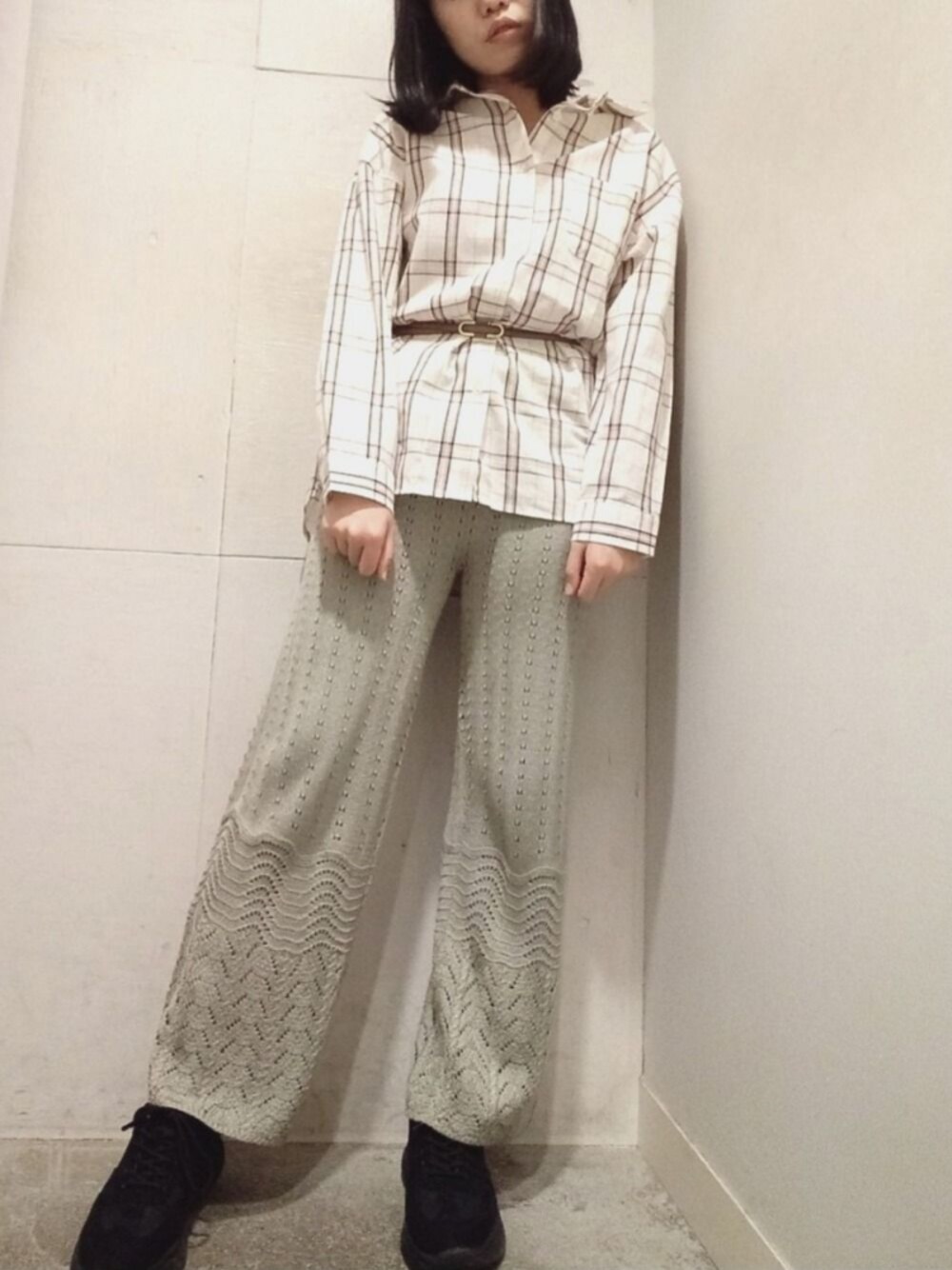 「透かし編み、透かし柄、チェックシャツ、カーキ、パンツスタイル、カジュアル、プチプラ、春コーデ、古着MIX、イーハイフンワールドギャラリー(E hyphen world gallery)」｜「E hyphen world galleryのチェックビックシルエットシャツ＊（シャツ/ブラウス、ホワイト系）」を使った、ありわさびさん（レディース・159cm）の春コーディネートの1枚目の写真