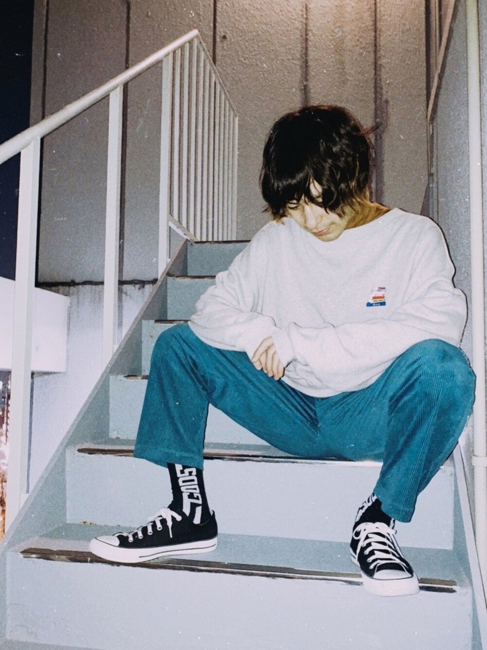 グレー系のスウェット、ブルー系のその他パンツ、ブラック系のスニーカーを着用したメンズの春コーディネートの1枚目の写真