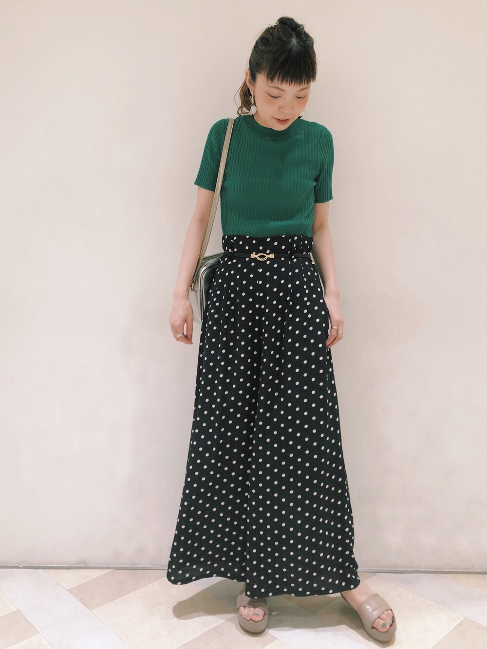 グリーン系のニット/セーター、ブラック系のその他パンツ、シルバー系のショルダーバッグを着用したレディースの夏コーディネートの1枚目の写真