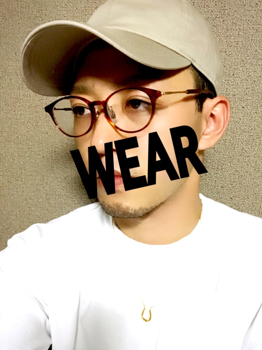 ホワイト系のTシャツ/カットソー、ベージュ系のキャップ、ゴールド系のネックレスを着用したメンズの秋コーディネートの1枚目の写真