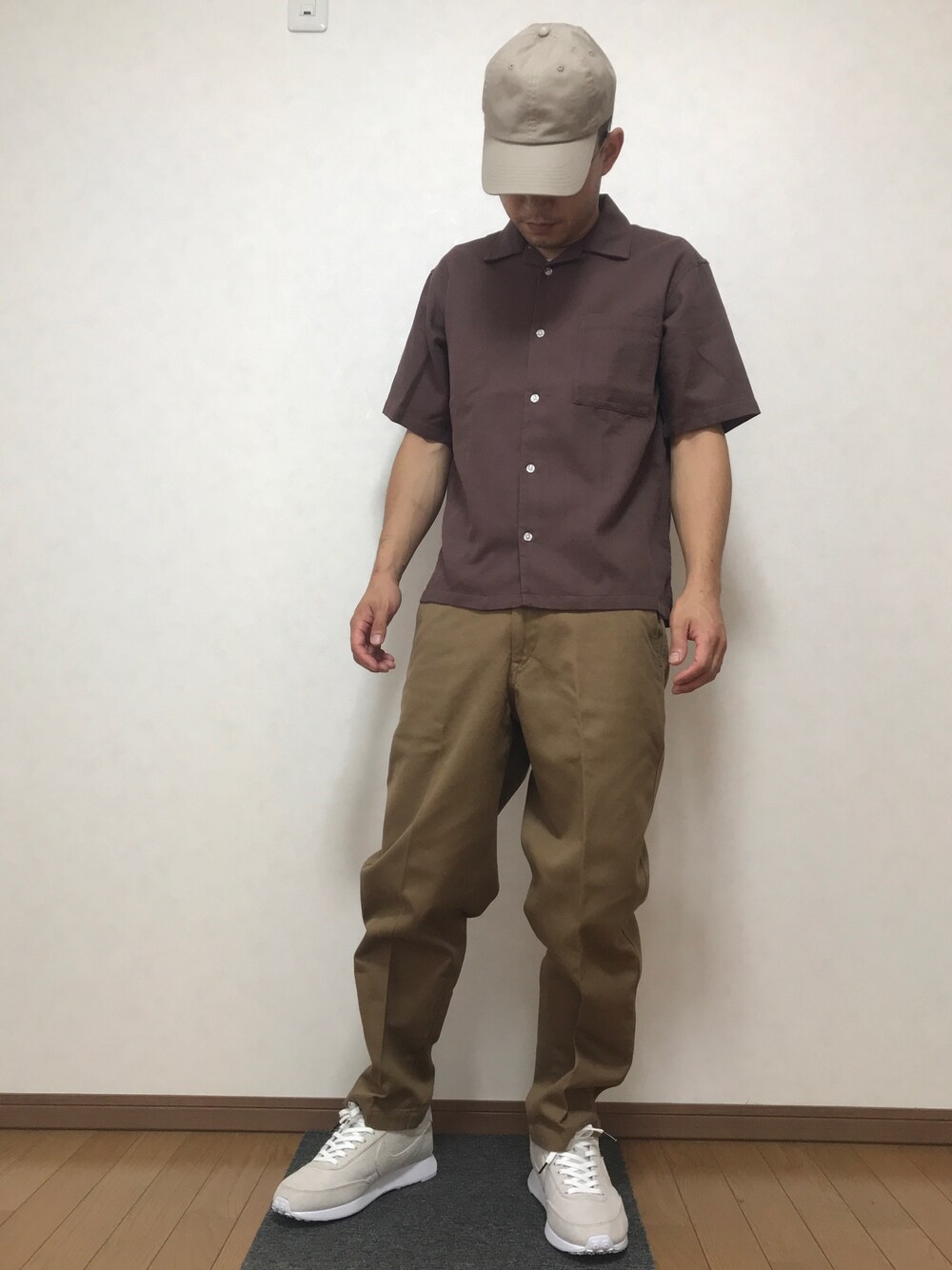 「ciaopanicTYPY、CIAOPANIC TYPY、オープンカラーシャツ、NEWHATTAN、NIKE、ユニクロ、UNIQLO、シンプル、チノパン、ブラウンコーデ」｜「newhattanのnewhattan キャップ（キャップ、ベージュ系）」を使った、DAISUKEさん（メンズ・166cm）の秋コーディネートの1枚目の写真