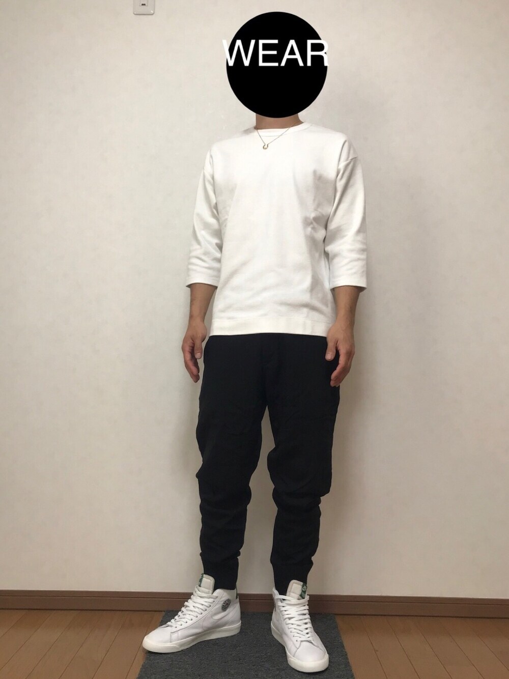 ホワイト系のTシャツ/カットソー、ホワイト系のスニーカー、ホワイト系のスニーカーを着用したメンズの秋コーディネートの1枚目の写真