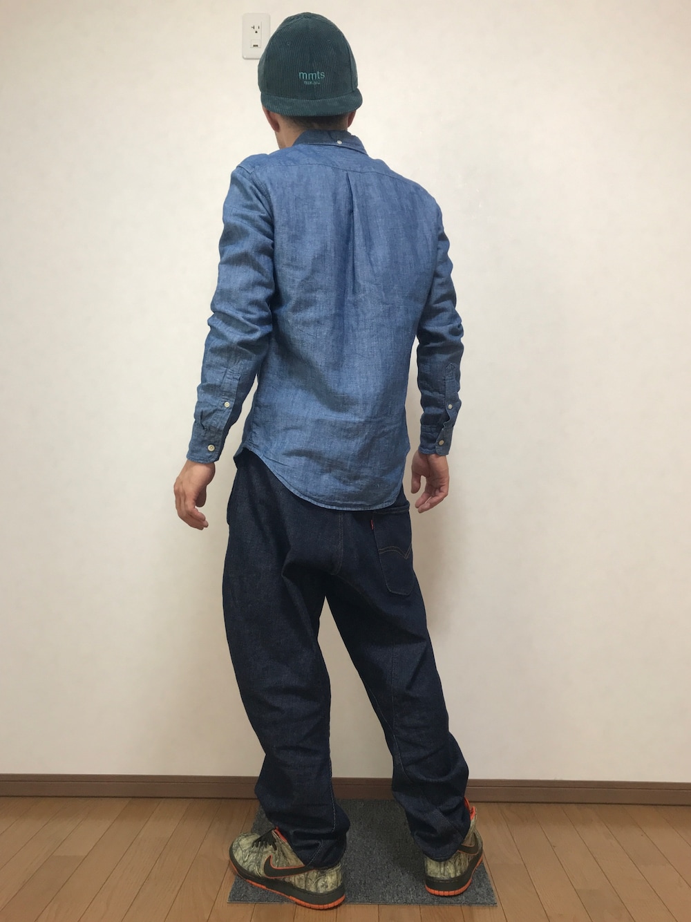 「levi’s、リーバイス、mmts、デニムシャツ、ゆるコーデ、NIKE、MONO-MART、シンプルコーデ」｜「Levi'sのクラシック1ポケットシャツ（シャツ/ブラウス、ブルー系）」を使った、DAISUKEさん（メンズ・166cm）の秋コーディネートの1枚目の写真