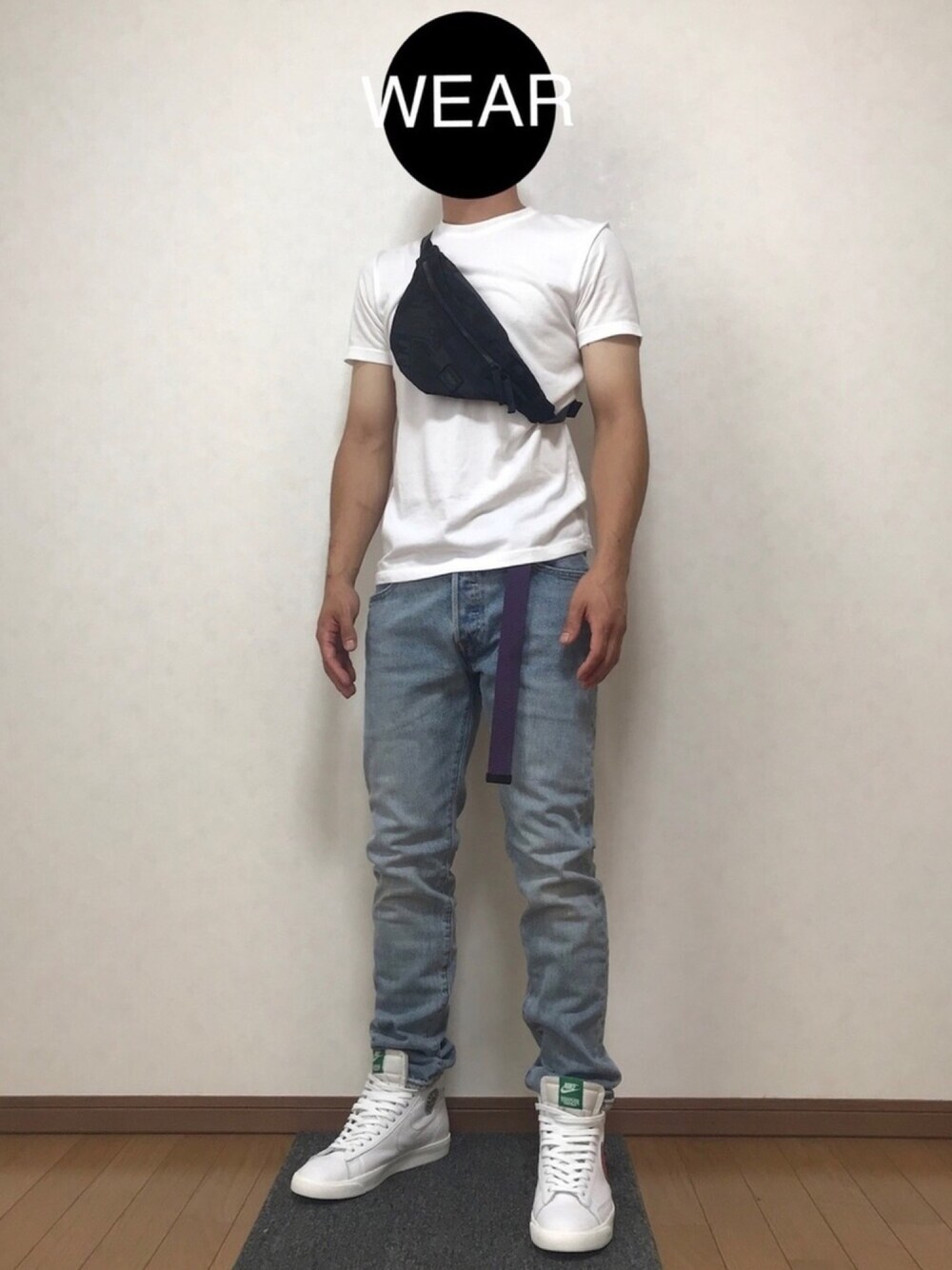 ブラック系のボディバッグ/ウエストポーチ、ホワイト系のTシャツ/カットソー、ホワイト系のスニーカーを着用したメンズの秋コーディネートの1枚目の写真