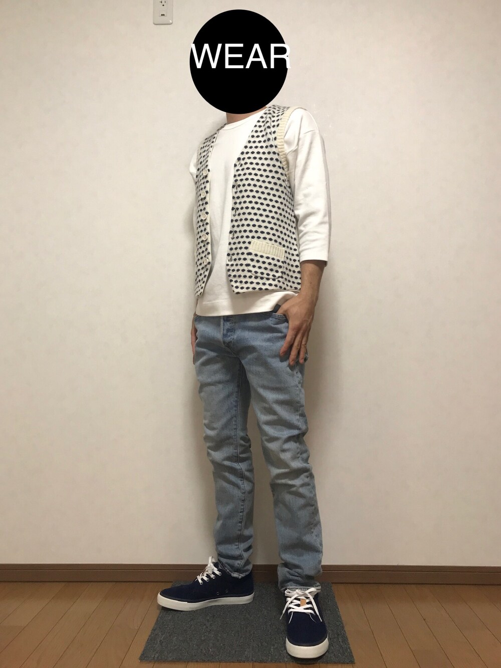 「ciaopanicTYPY、CIAOPANIC TYPY、GLOBAL WORK、g-stage、ベスト、スキニーデニム、Levi's、リーバイス、MONO-MART、大人カジュアル」｜「g-stageのドットデザインニットジレ（ベスト、ホワイト系）」を使った、DAISUKEさん（メンズ・166cm）の秋コーディネートの1枚目の写真