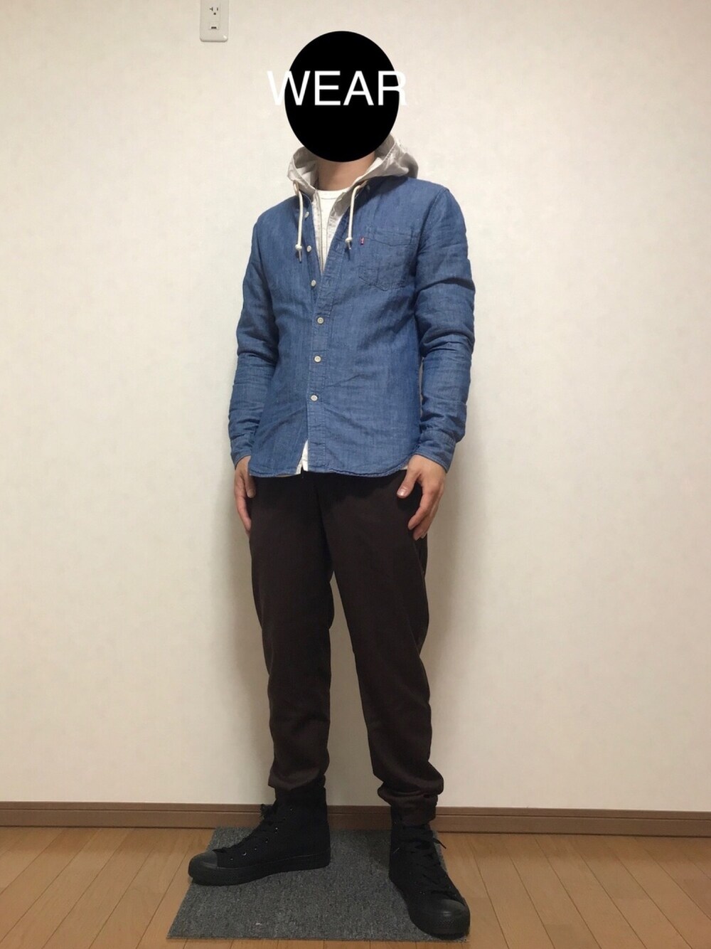 「CIAOPANIC TYPY、チャオパニックティピー(CIAOPANIC TYPY)、Levi's、GU、SVEC(SVEC)、マウンテンパーカー、デニムシャツ、おしゃれさんと繋がりたい、きれいめカジュアル、低身長」｜「Levi'sのクラシック1ポケットシャツ（シャツ/ブラウス、ブルー系）」を使った、DAISUKEさん（メンズ・166cm）の秋コーディネートの1枚目の写真
