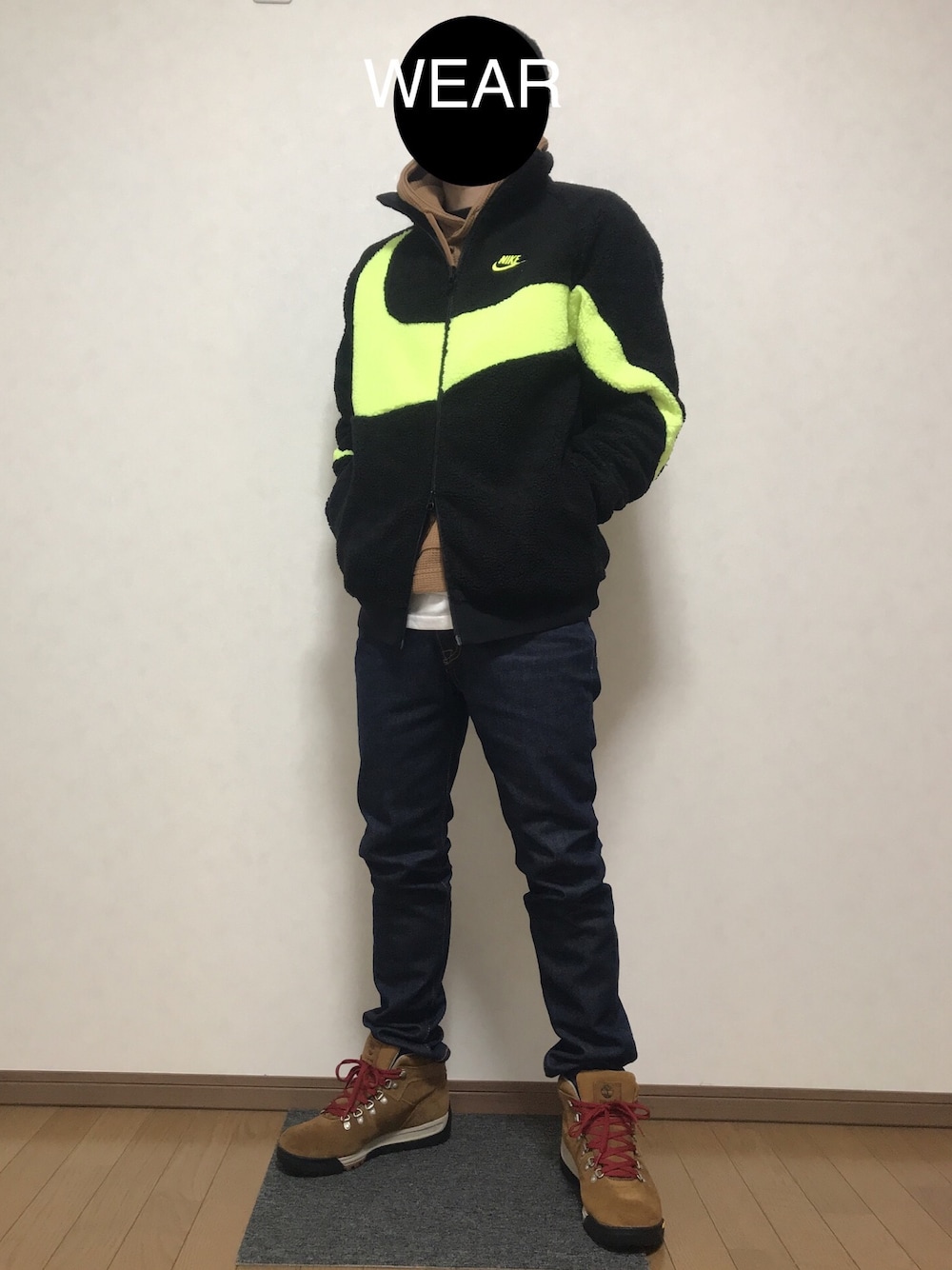 ブラック系のその他アウター、ブラウン系のパーカー、ブルー系のデニムパンツを着用したメンズの冬コーディネートの1枚目の写真