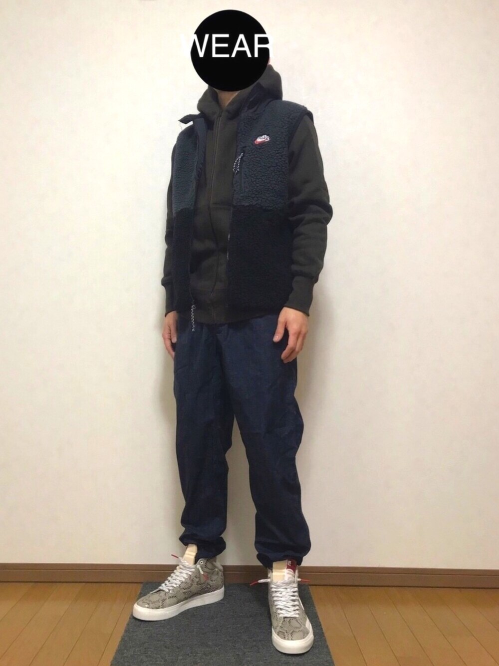 「冬アウター着回しチャレンジ、おしゃれさんと繋がりたい、ボア、ベスト、スラックス、シンプル、NIKE、ナイキ、Levi's、KOE」｜「NIKEの＜NIKE＞ CRAZY FLC VEST/ベスト（ベスト、ブラック系）」を使った、DAISUKEさん（メンズ・166cm）の冬コーディネートの1枚目の写真