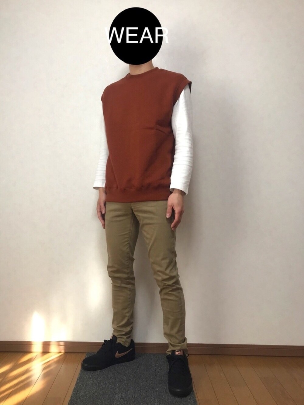 「ユニクロ、UNIQLO、NIKE、CIAOPANIC TYPY、スキニー、スニーカー、ベスト、春コーデ、おしゃれさんと繋がりたい」｜「CIAOPANIC TYPYのサシアミ裏起毛ベスト（ベスト、オレンジ系）」を使った、DAISUKEさん（メンズ・166cm）の春コーディネートの1枚目の写真