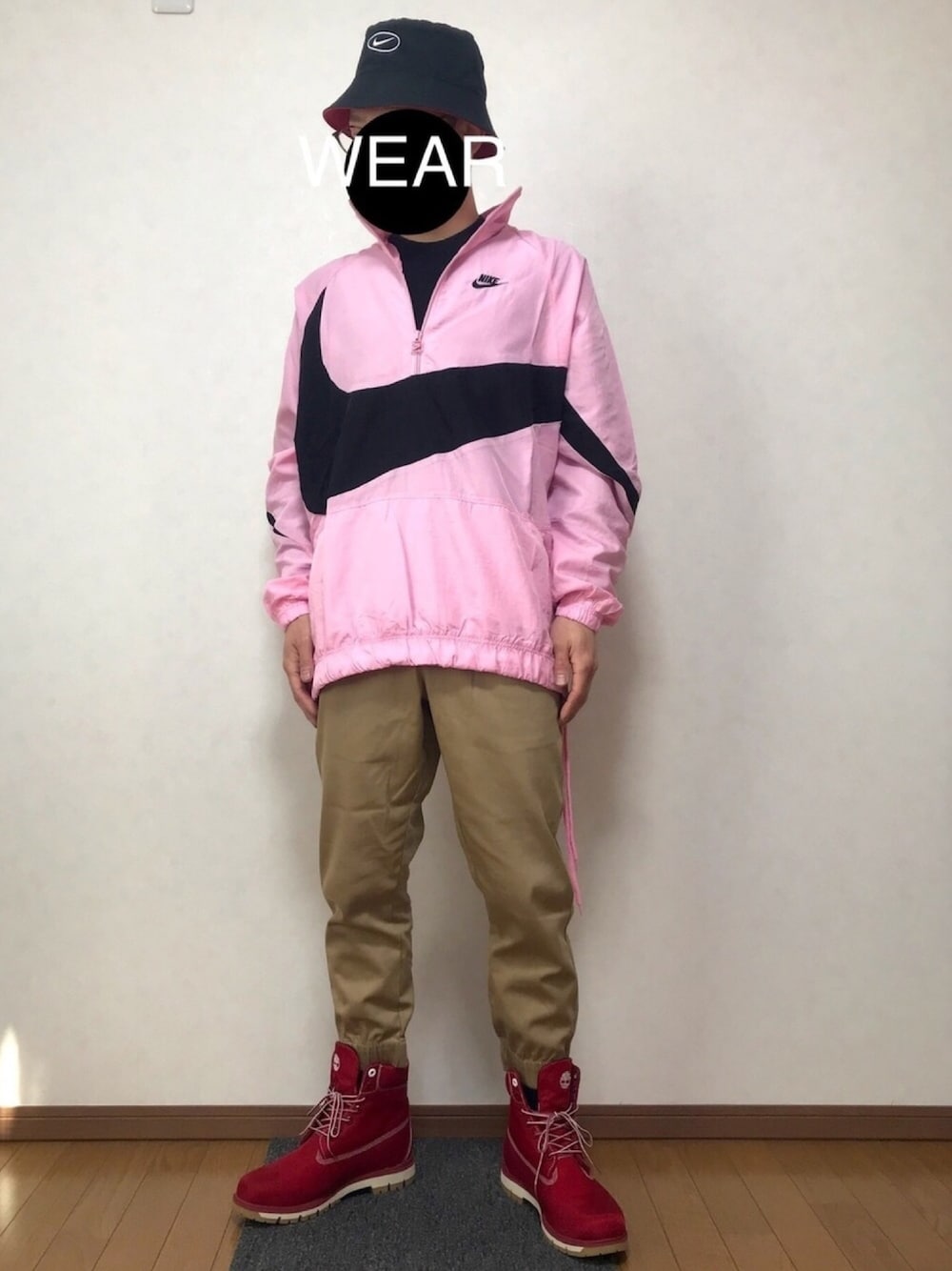 「ピンク、NIKE、Timberland、おしゃれさんと繋がりたい、ビッグスウッシュ、春コーデ、ブーツ、ハット、プルオーバー」｜「NIKEのナイキ スポーツウェア スウッシュ ウィメンズ バケット キャップ（ハット、ブラック系）」を使った、DAISUKEさん（メンズ・166cm）の春コーディネートの1枚目の写真