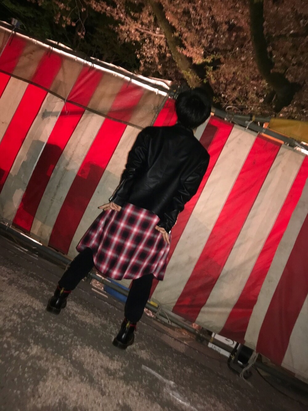 「黒スキニー、おしゃれさんと繋がりたい、ドクターマーチン、ドクターマーチン6ホール、アメカジ、桜、桜見」｜「RAGEBLUEのハイストレッチスキニーパンツ/724845（チノパンツ、ブラック系）」を使った、P.Hさん（メンズ・159cm）の春コーディネートの1枚目の写真