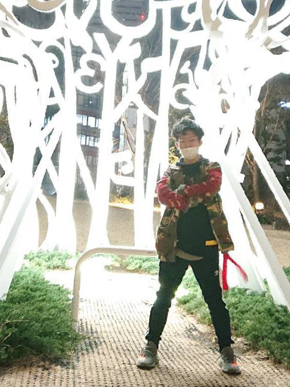 「おしゃれさんと繋がりたい、street、春、オフホワイト、オフホワイト OFF-WHITE パーカー、イージーブースト、イージーブースト350V2」｜「off whiteのアイテム（ミリタリージャケット、その他）」を使った、P.Hさん（メンズ・159cm）の春コーディネートの1枚目の写真