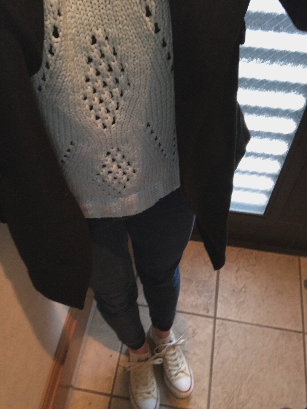 「肌寒い春に、大人コーデ、コンバース」｜「MOUSSYのOPEN KNIT SWEATER（ニット/セーター、ブルー系）」を使った、みさん（レディース・159cm）の春コーディネートの1枚目の写真