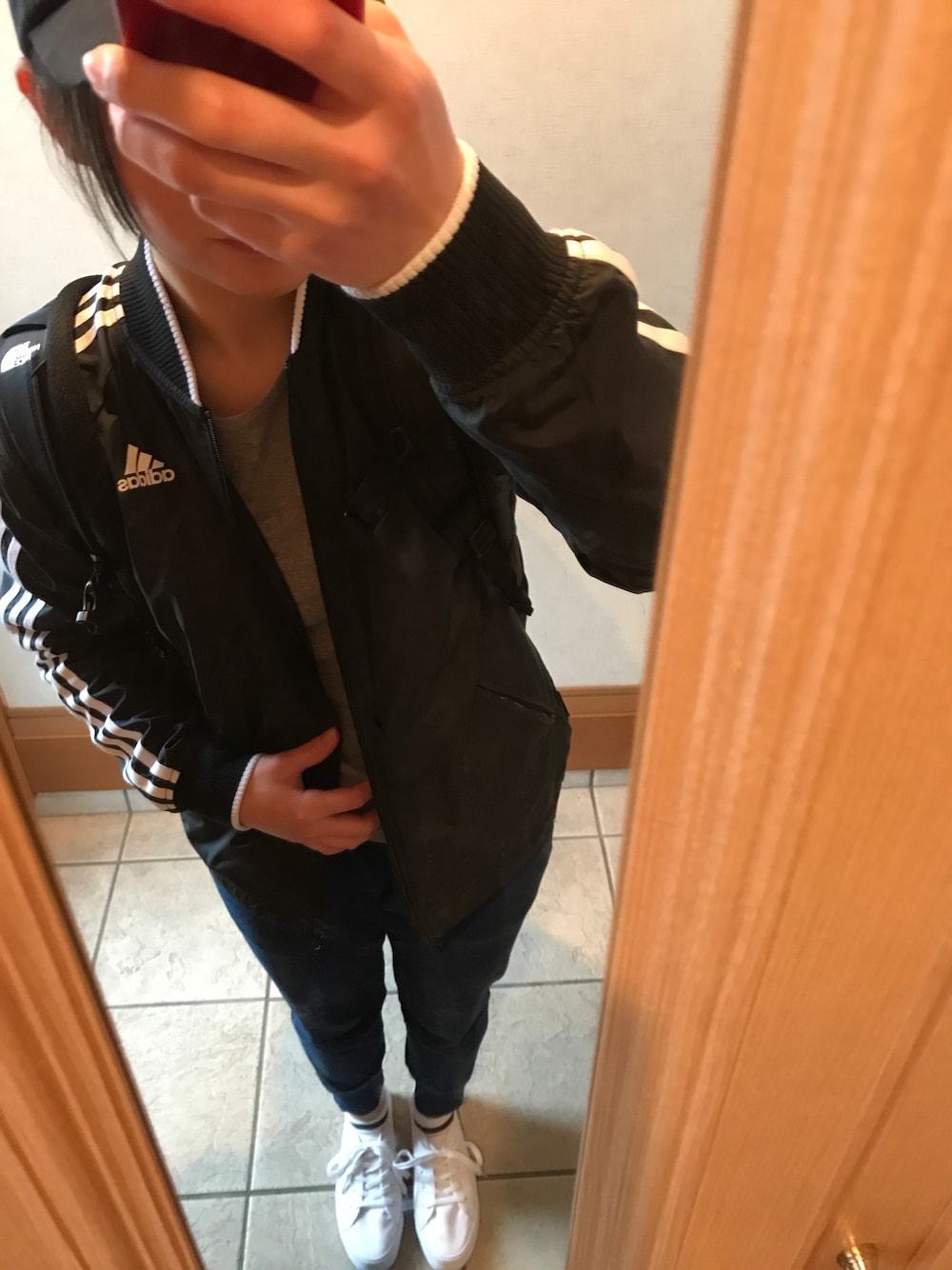 「アディダスコーデ、ラフスタイル」｜「adidasのアイテム（ジャケット/アウター、ブラック系）」を使った、みさん（レディース・159cm）の春コーディネートの1枚目の写真