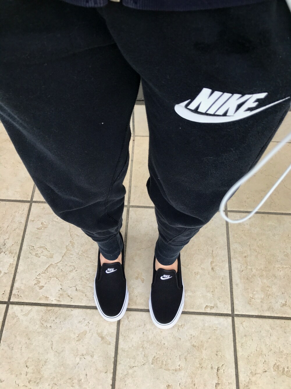 「ナイキコーデ、スポーツ」｜「NIKEのNIKE / トキスリップ 17SS（スリッポン、ブラック系）」を使った、みさん（レディース・159cm）の春コーディネートの1枚目の写真