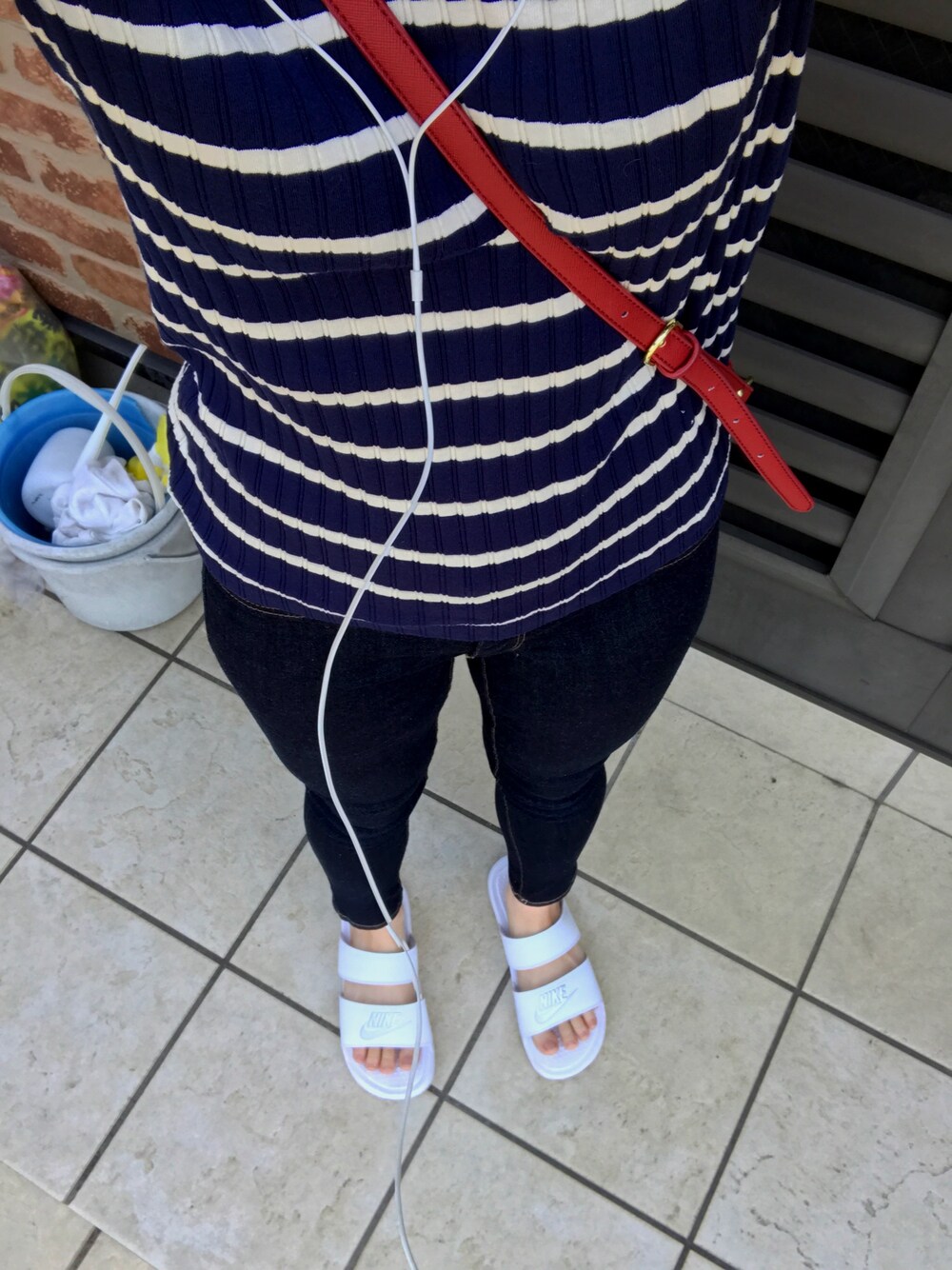 「シンプルコーデ、デニムパンツ、スキニーデニム、暑い」｜「NIKEのNIKE / ベナッシデュオ ＜WOMEN＞（サンダル、ホワイト系）」を使った、みさん（レディース・159cm）の春コーディネートの1枚目の写真