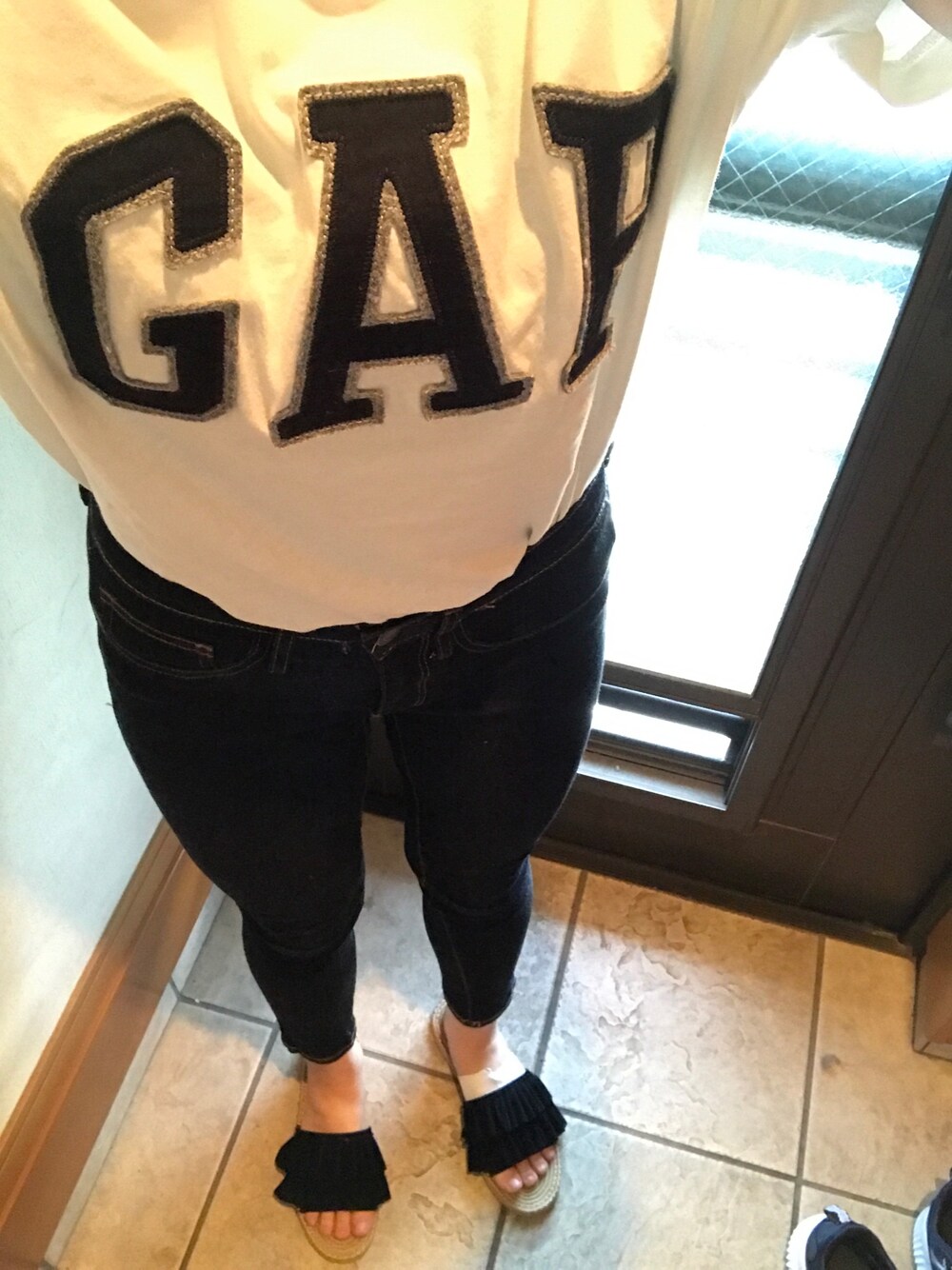 「春、サンダル、ティーシャツ」｜「GAPのアイテム（Tシャツ/カットソー、ホワイト系）」を使った、みさん（レディース・159cm）の夏コーディネートの1枚目の写真