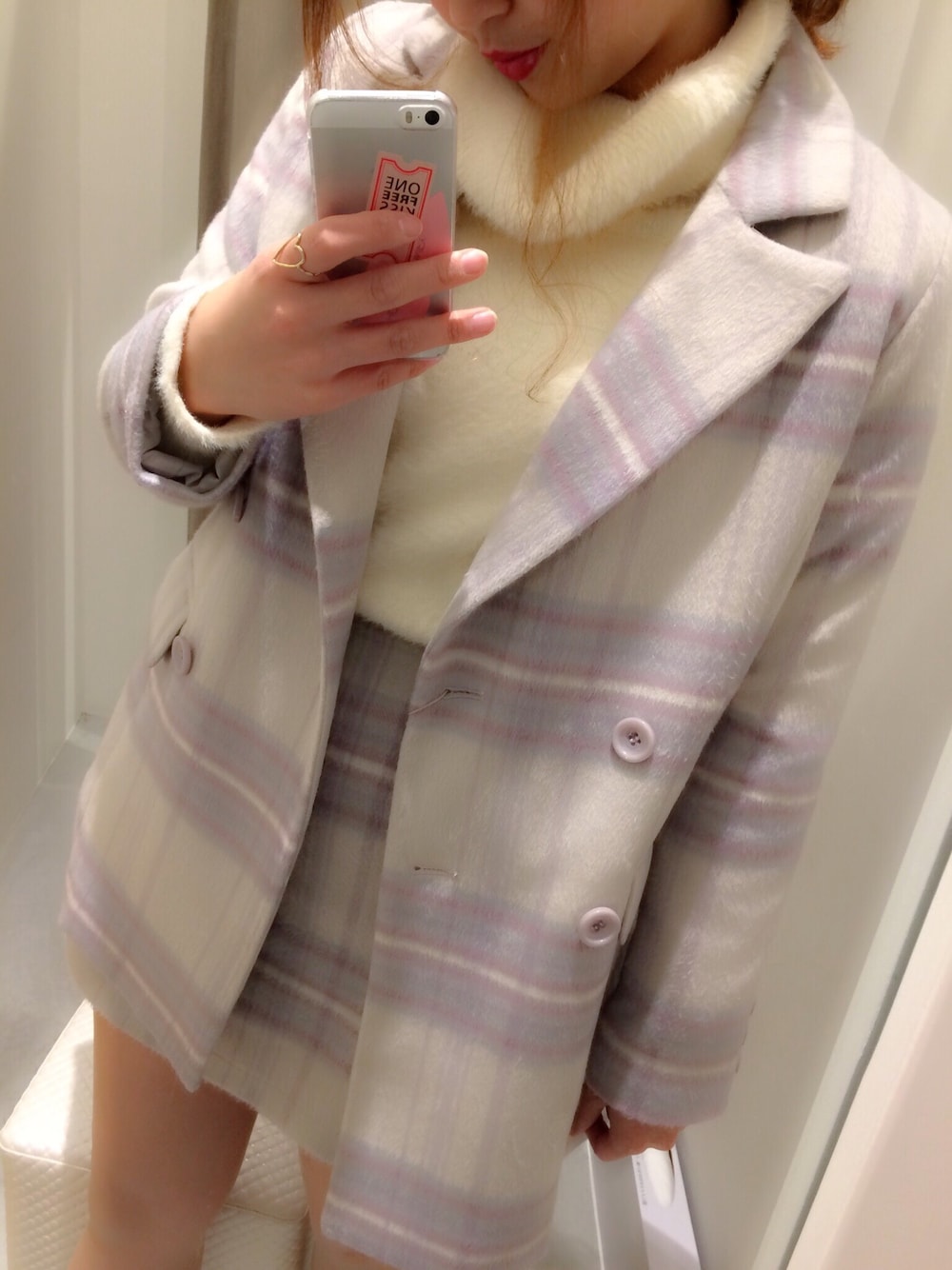 「one after another NICE CLAUP、nice claup、ナイスクラップ、セットアップ、セットアップ風、チェックコート、チェックスカート、パステルカラー、インスタ映え」｜「one after another NICE CLAUPのフェザーオフタートルニット（ニット/セーター、ホワイト系）」を使った、miho【骨格ストレート/イエベ春】さん（レディース・161cm）の冬コーディネートの1枚目の写真
