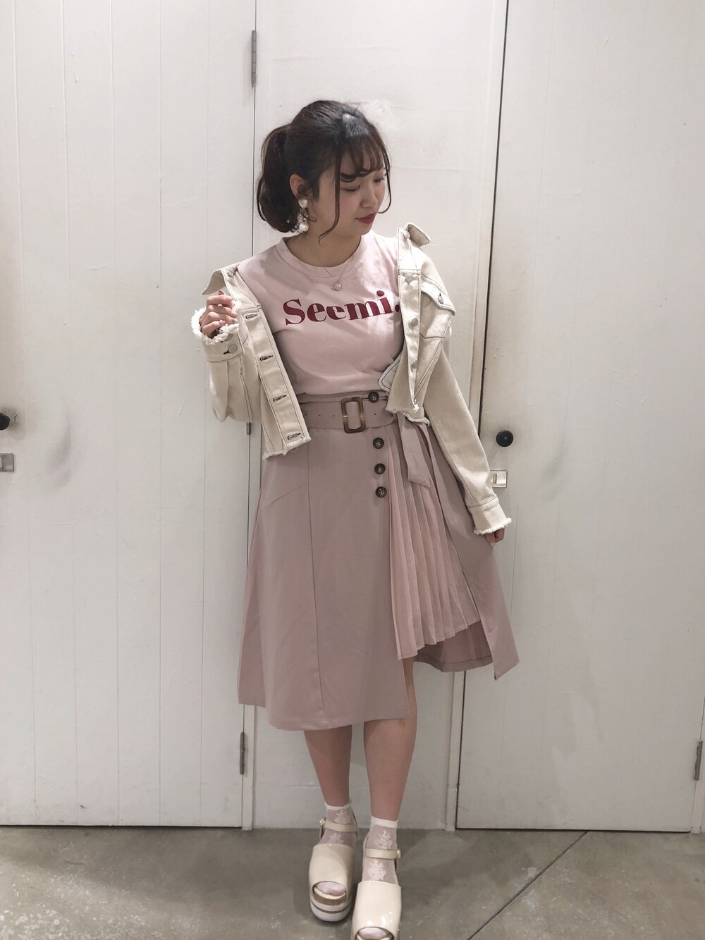 「one after another NICE CLAUP、nice claup、ナイスクラップ、Gジャン、ロゴT、プリーツスカート、配色スカート、春コーデ、ワントーンコーデ、ピンクコーデ」｜「one after another NICE CLAUPのバックベルト デニムジャケット（デニムジャケット、ホワイト系）」を使った、miho【骨格ストレート/イエベ春】さん（レディース・161cm）の春コーディネートの1枚目の写真