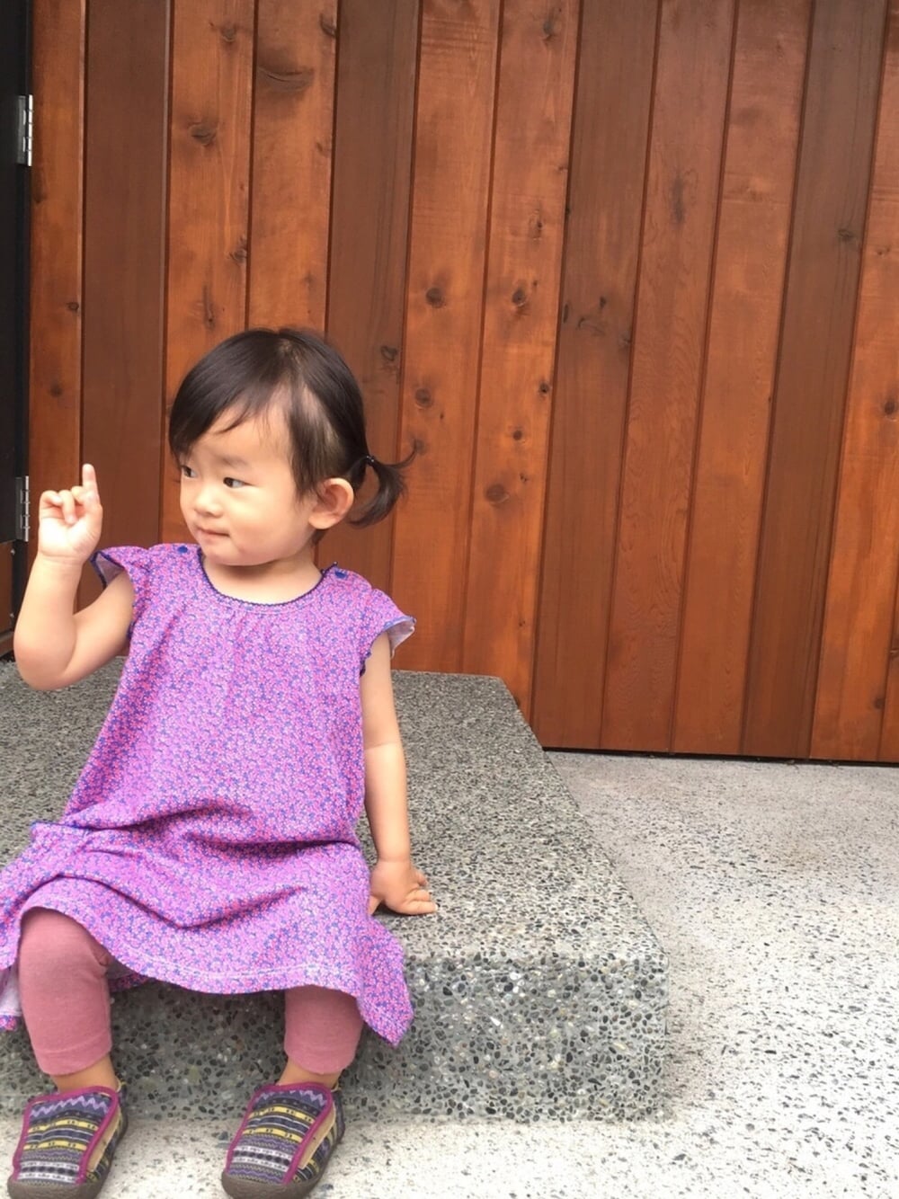 その他のスリッポン、レッド系のワンピース、ピンク系のレギンス/スパッツを着用したキッズの夏コーディネートの1枚目の写真