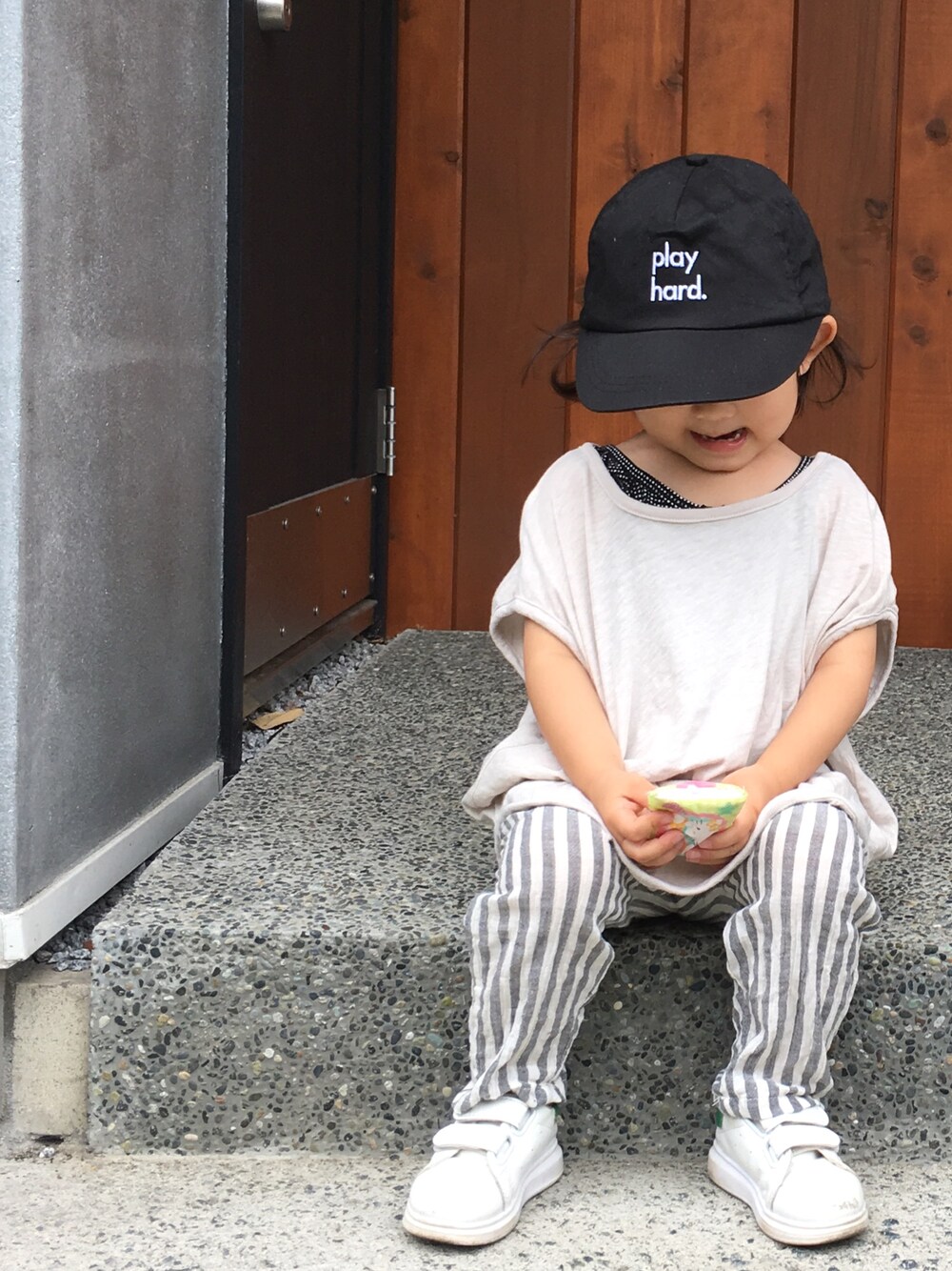 「おんなのこ、2才、韓国こども服、ゆるコーデ、オーバーサイズ、お買い物、休日スタイル」｜「nor_folk.のアイテム（キャップ、ブラック系）」を使った、▹◃スミレ*▸◂さん（キッズ・80cm）の夏コーディネートの1枚目の写真